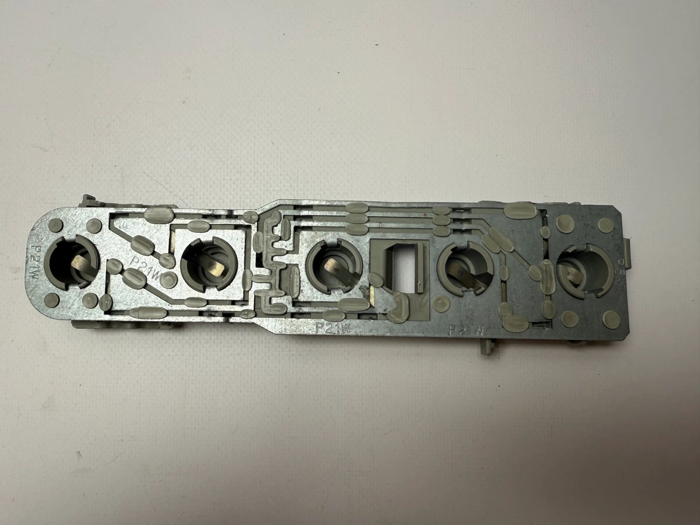 อะไหล่แท้ OPEL Corsa B (S93) ปี 1997 ขายึดโคมไฟหน้า ขวา VALEO 085144