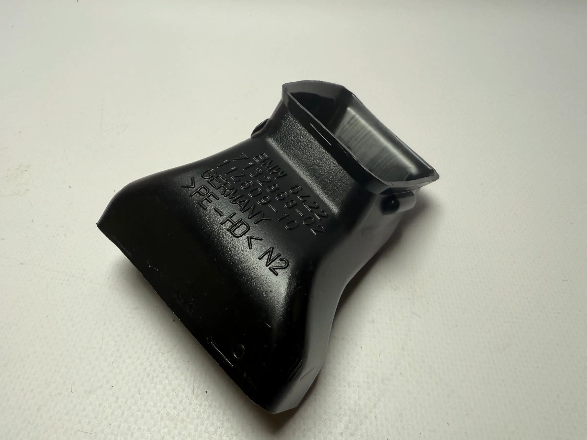 อะไหล่แท้ BMW 3er E90 ท่อทางลมเข้าระบบทำความร้อน 7132868-02 / 114609-10