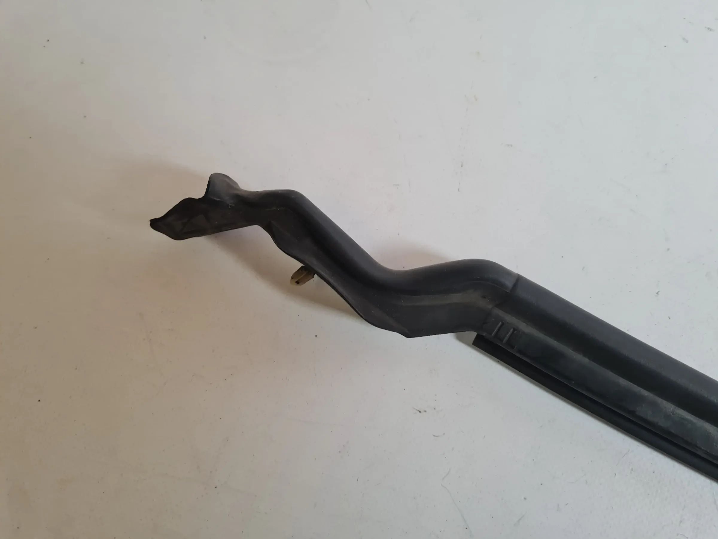 Orijinal BMW 5 Serisi (E60/E61) Conta Kauçuk Motor Kaputu 06.52-7034163
