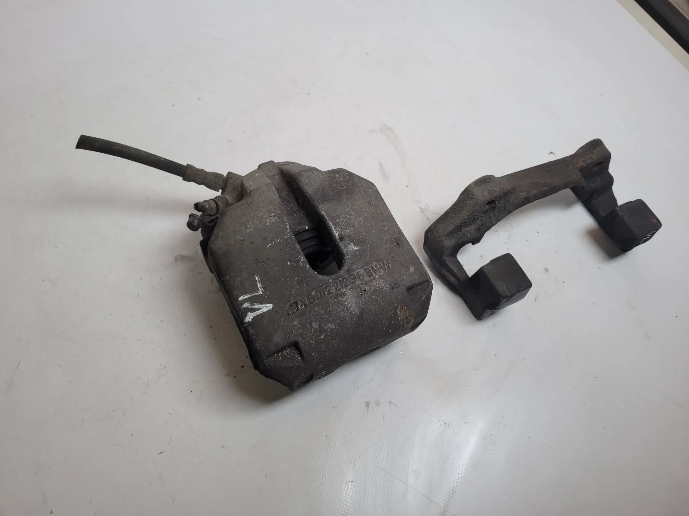 Original BMW 5er E39 Bremssattel Vorne Links 60/22/296