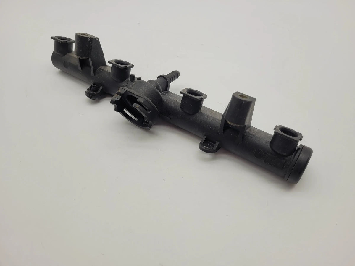 Original VW Polo (6N2) Einspritzleiste 2435170160
