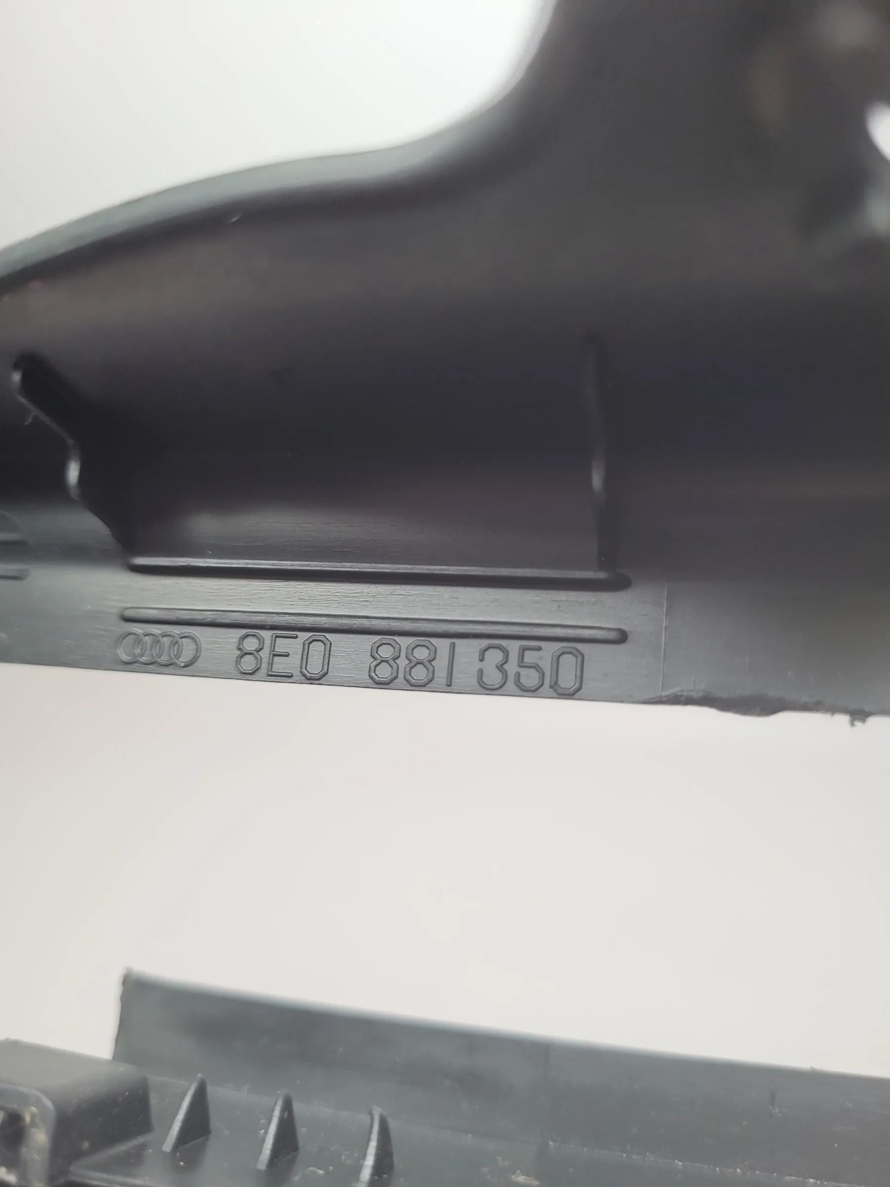 Original Audi A4 (8E/B6/B7) Verkleidung Sitz-Führungsschiene 8e0881350