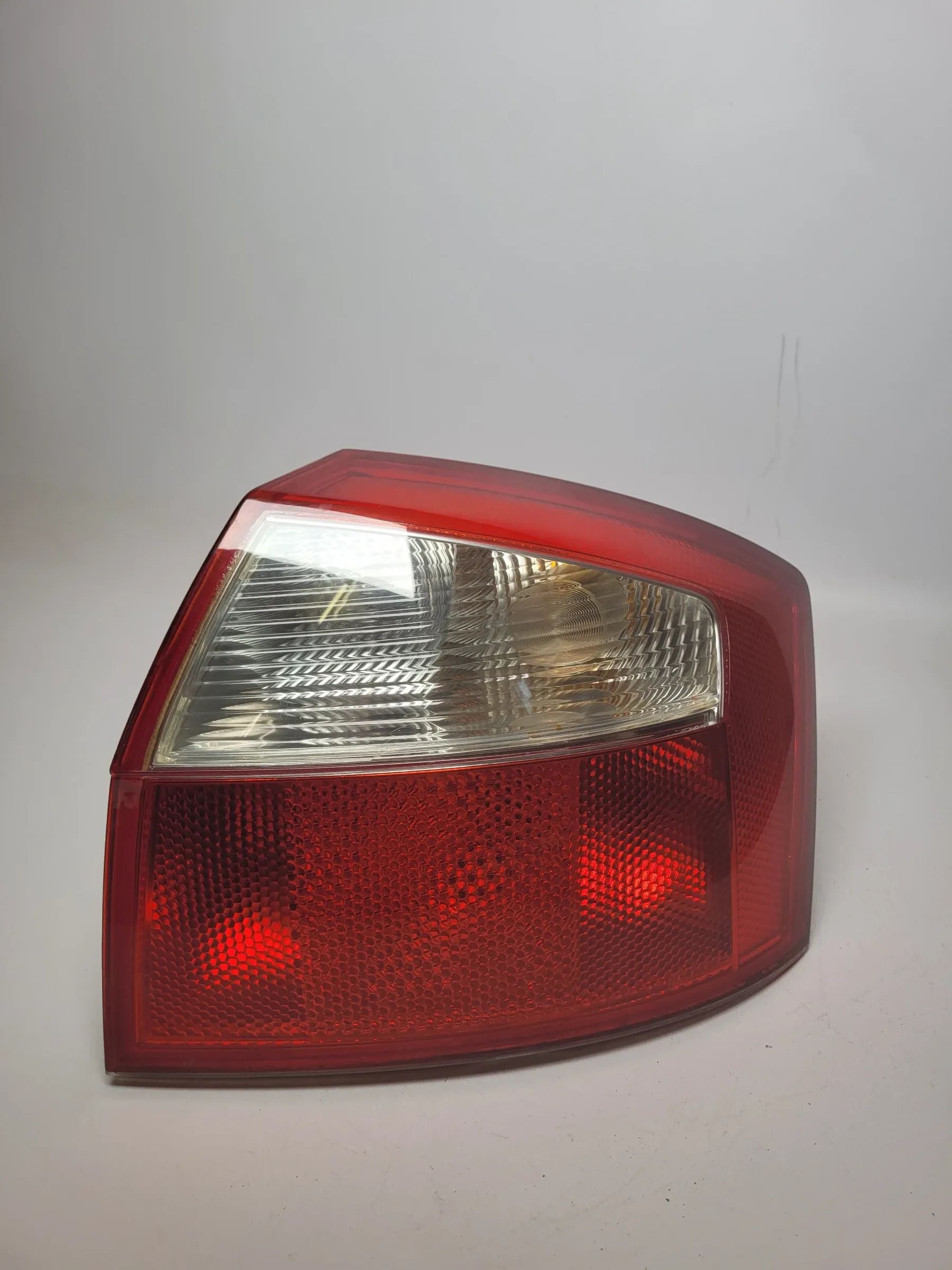 Original Audi A4 (8E2) Rück- & Bremsleuchte Rechts 153948