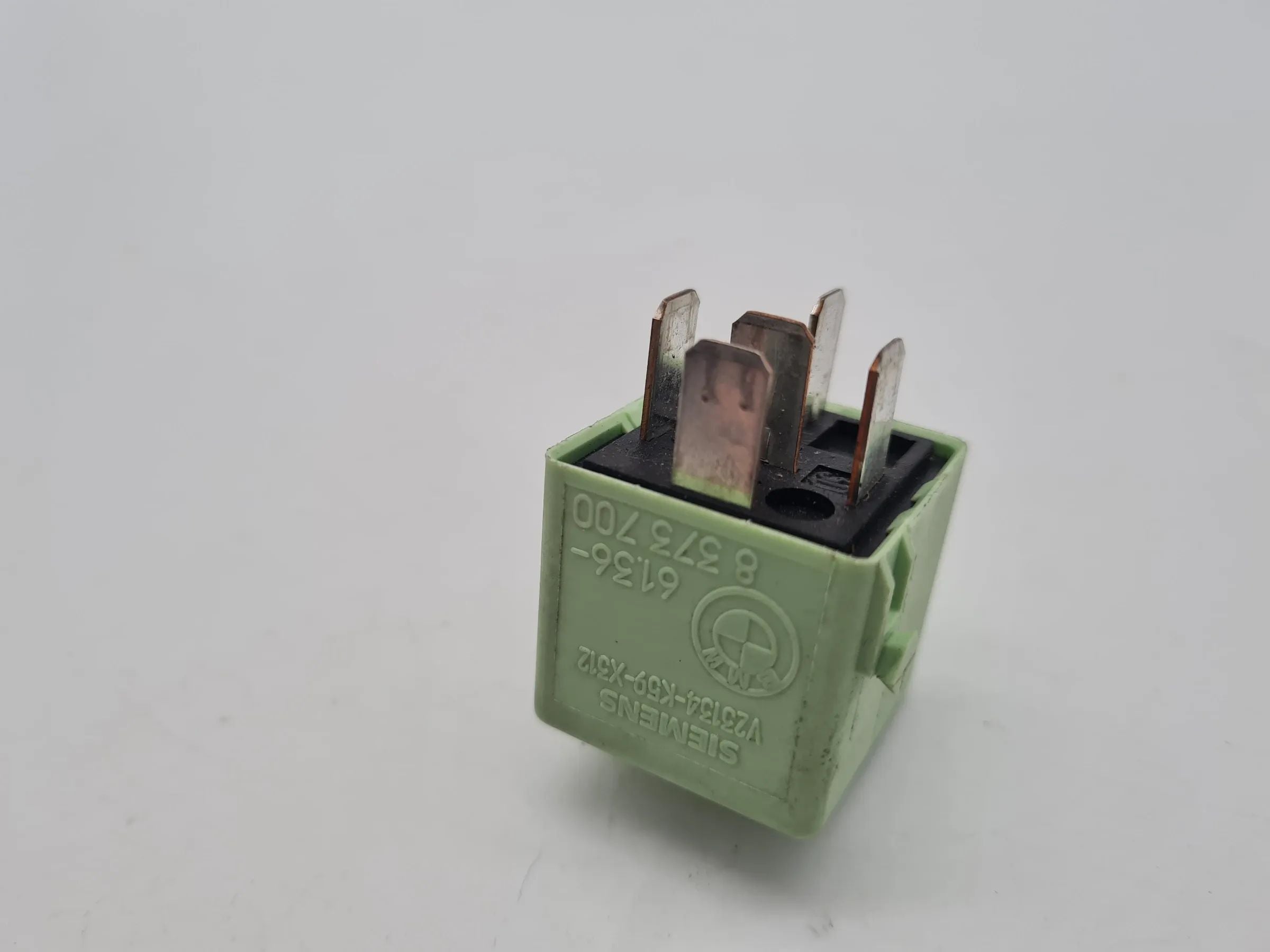 Original BMW E36 E38 E39 E46 E53 E60 E61 Z3 X3 Relais Grün 61.36-8373700
