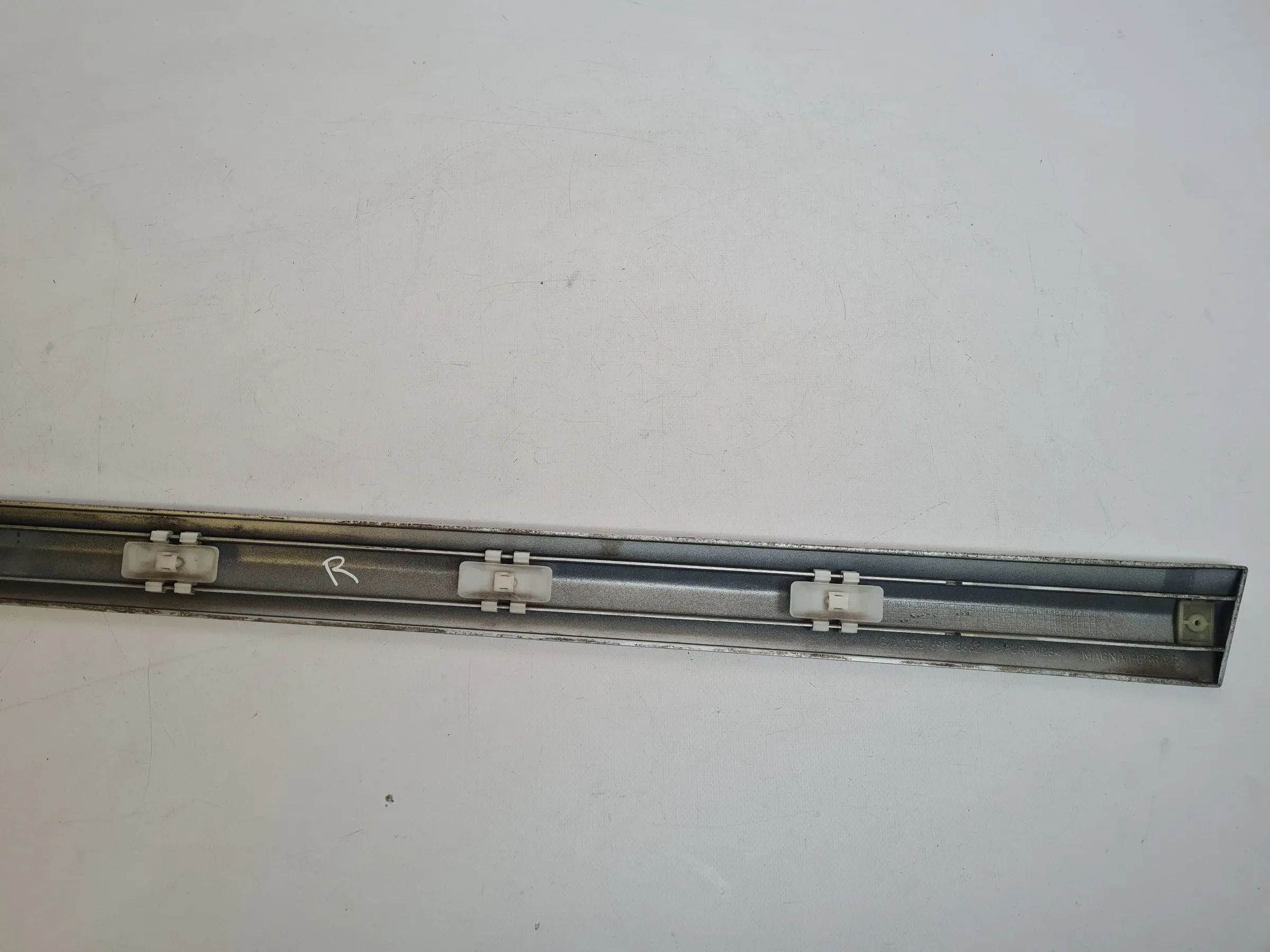 Original Mercedes C-Klasse (CL203) Dekor-/Zierleiste Rechts Silber A2036903662