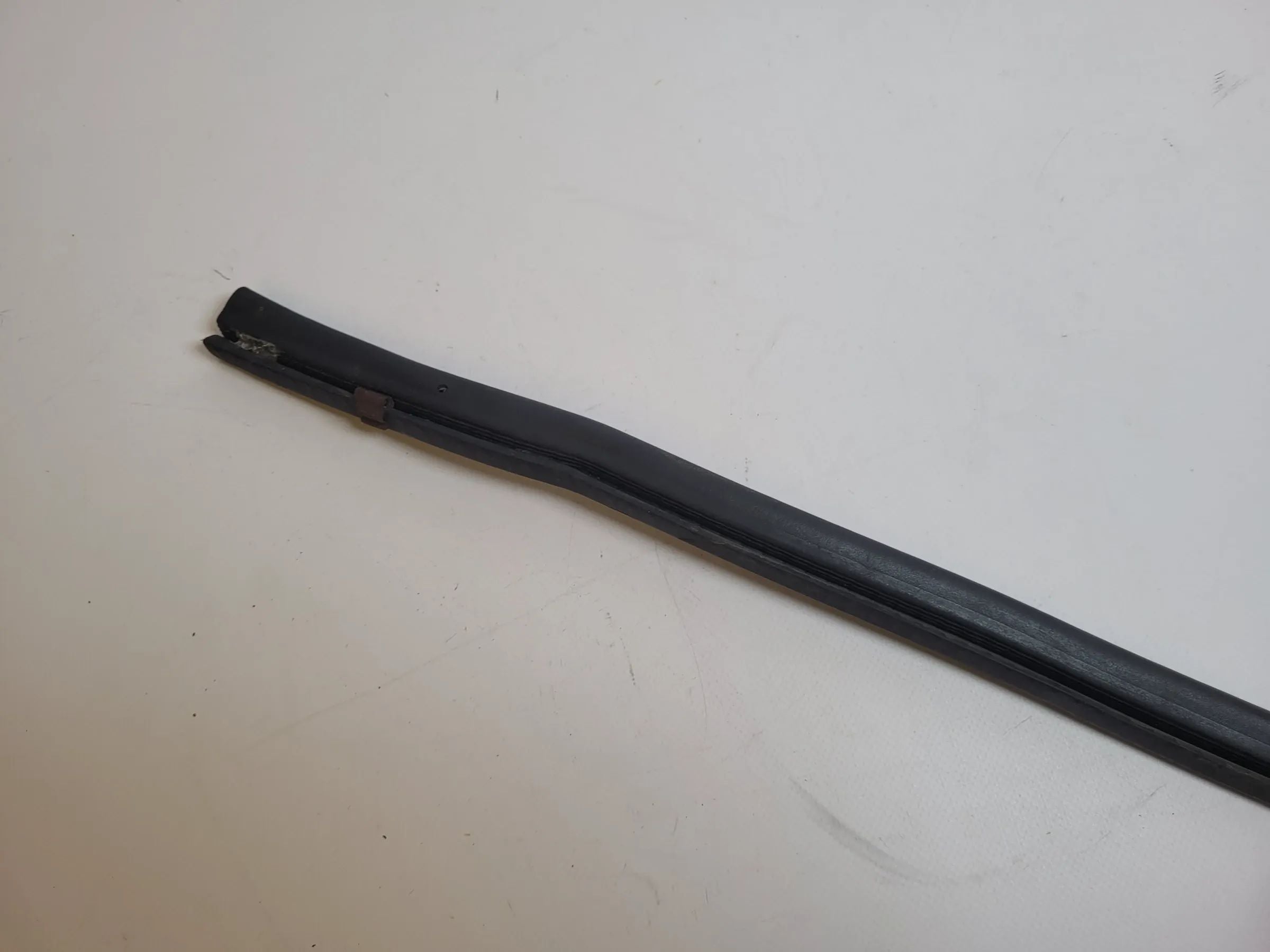 Original Audi A6 (4B2/4B4) Dichtung Motorhaube (über Scheinwerfer) Vorne