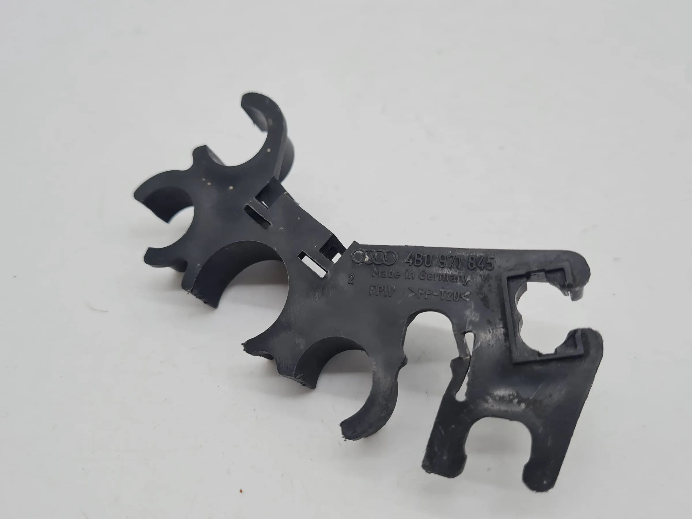 Original Audi A6 (4B2/4B4) Halter Halterung Sicherungsträger 4B0971845