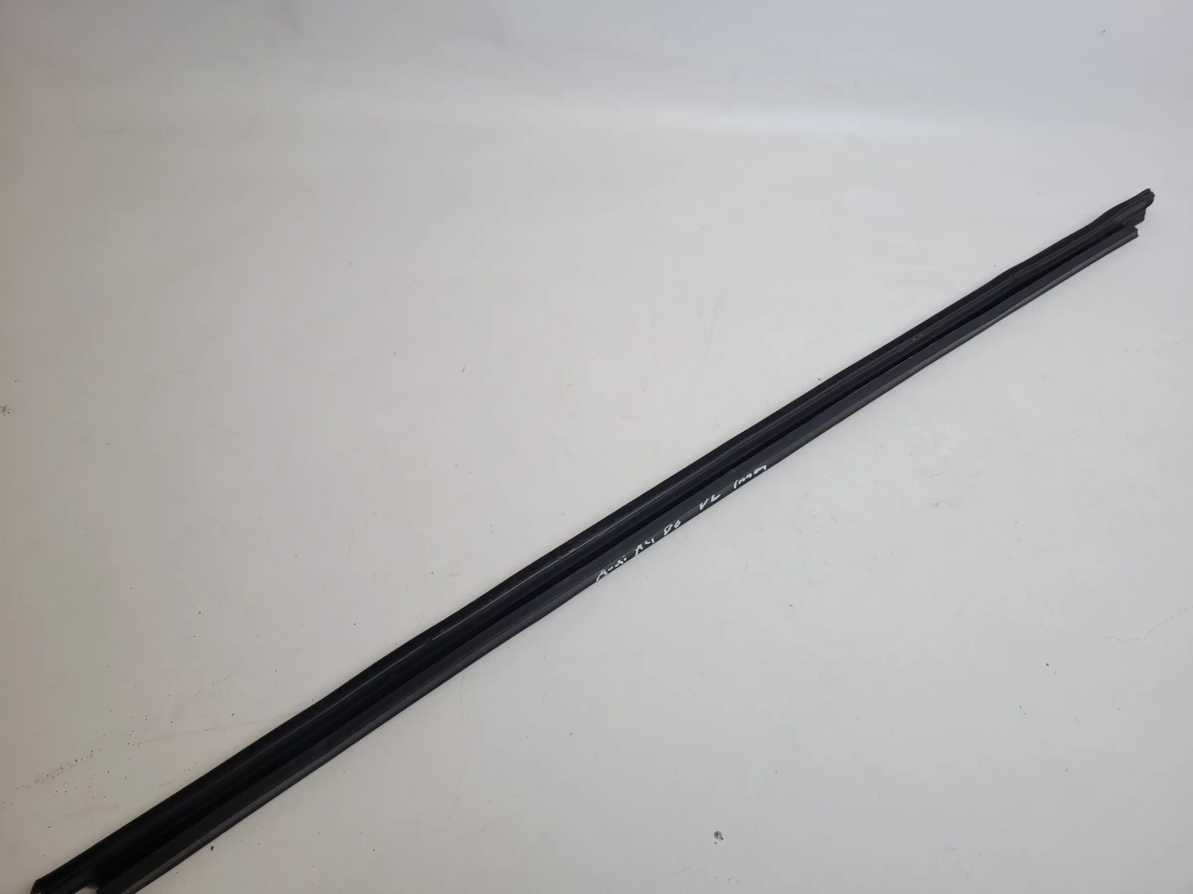 Original Audi A4 (8E/B6/B7) Tür Fenster Dichtung Leiste Links 8E0853284B