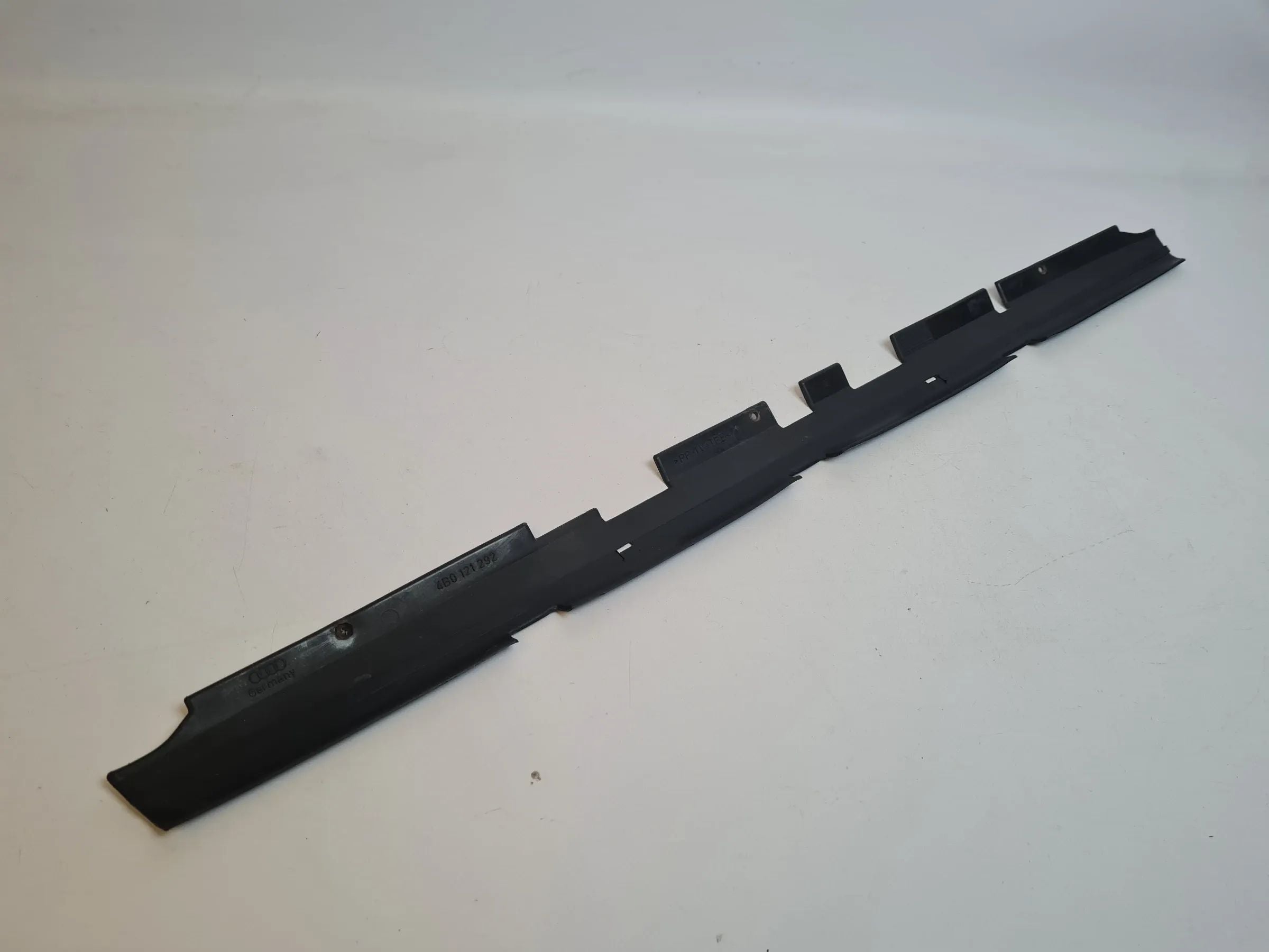 Original Audi A6 (4B2/4B4) Führung Abdeckung Schloßträger 4B0121292