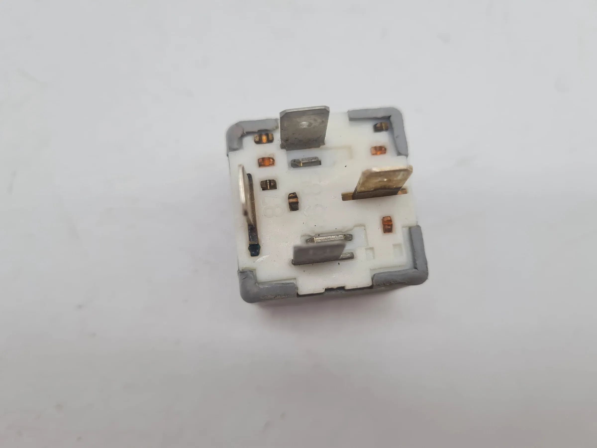 Original Audi A6 (4B2/4B4) Relais Multifunktionsrelais 8D0951253A
