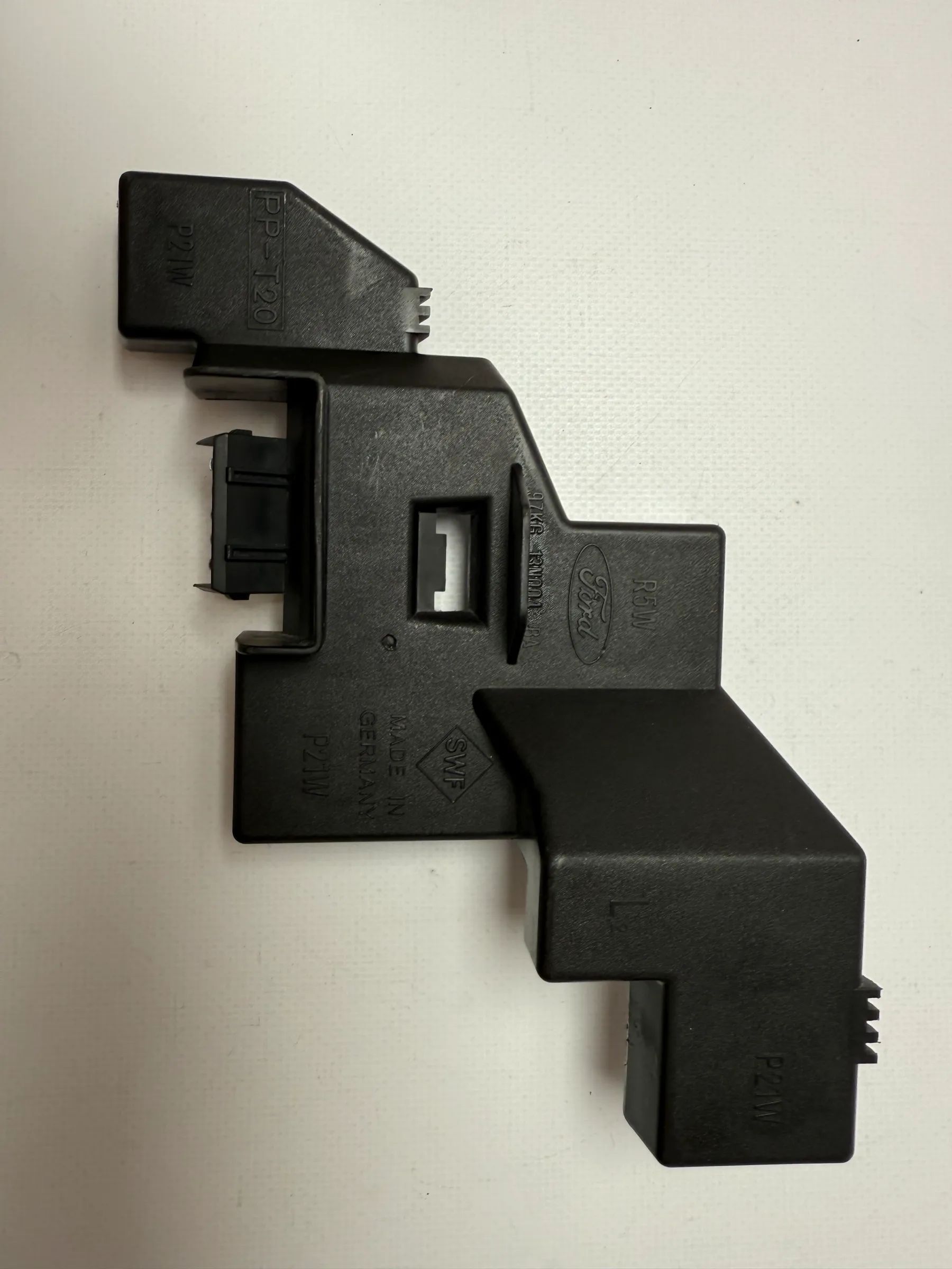 Oryginalny uchwyt lampy tylnej lewej Ford KA 97KG13N004BA