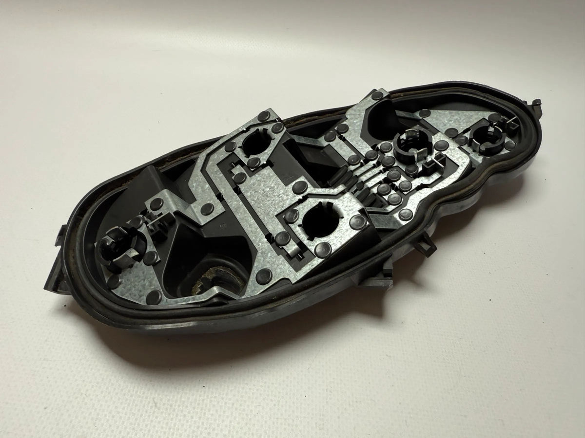 Oryginalny uchwyt lampy tylnych świateł Opel Corsa D prawy 88037852