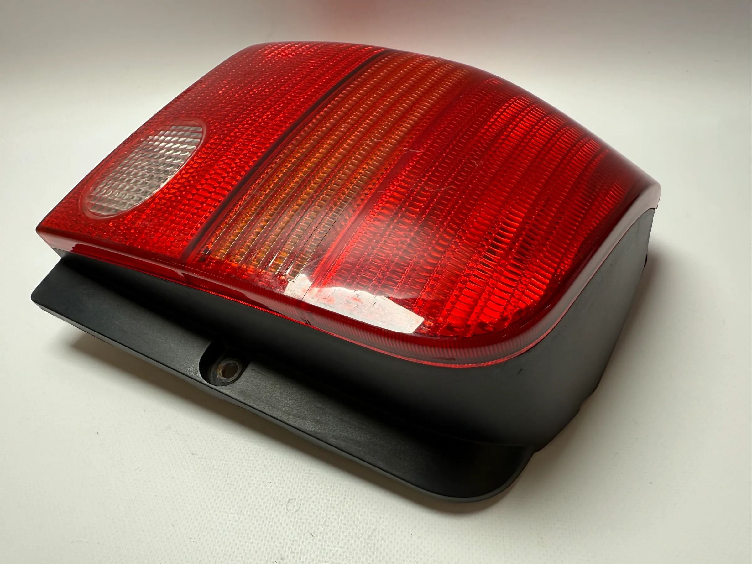 Oryginalna lampa tylna VW Lupo 6E1,/6X1 lewa, Carello 38030748 / 9559