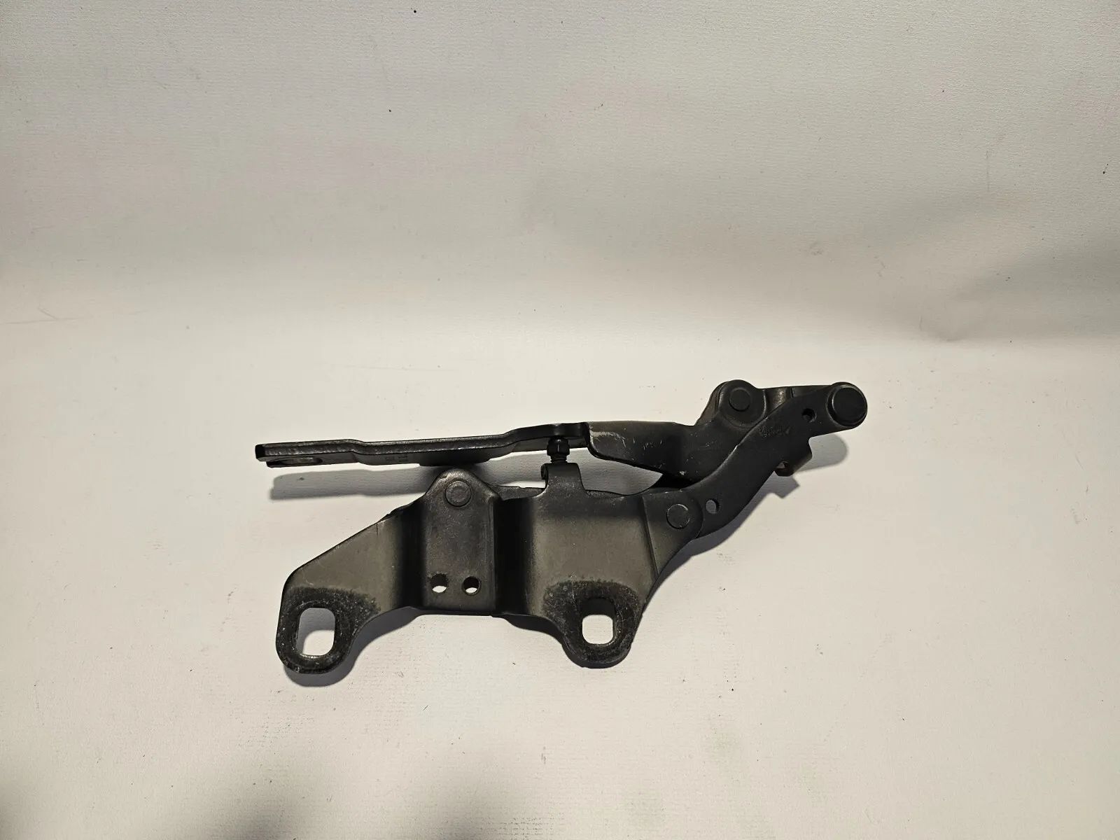 Оригинальная петля капота левая BMW 3 серии E90/E91 01.2005-09.2012 7115263