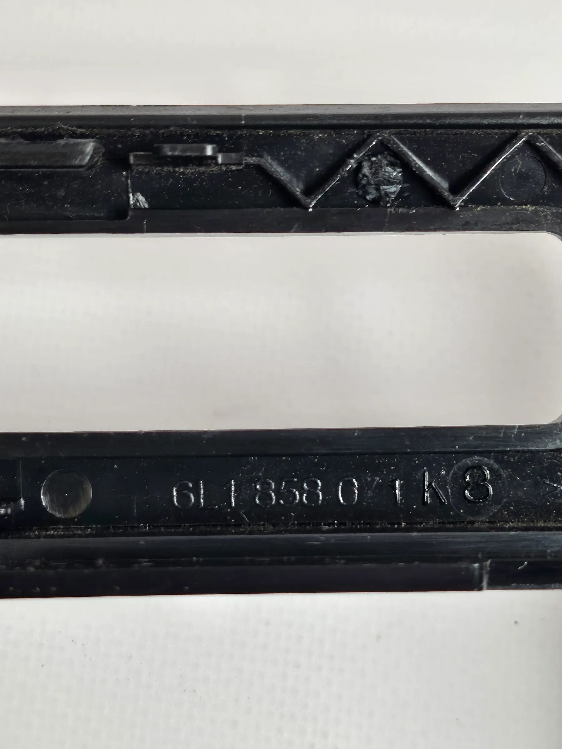Seat Ibiza 6L Obudowa Konsoli Środkowej Dookoła Radia 6L1858071K czarna