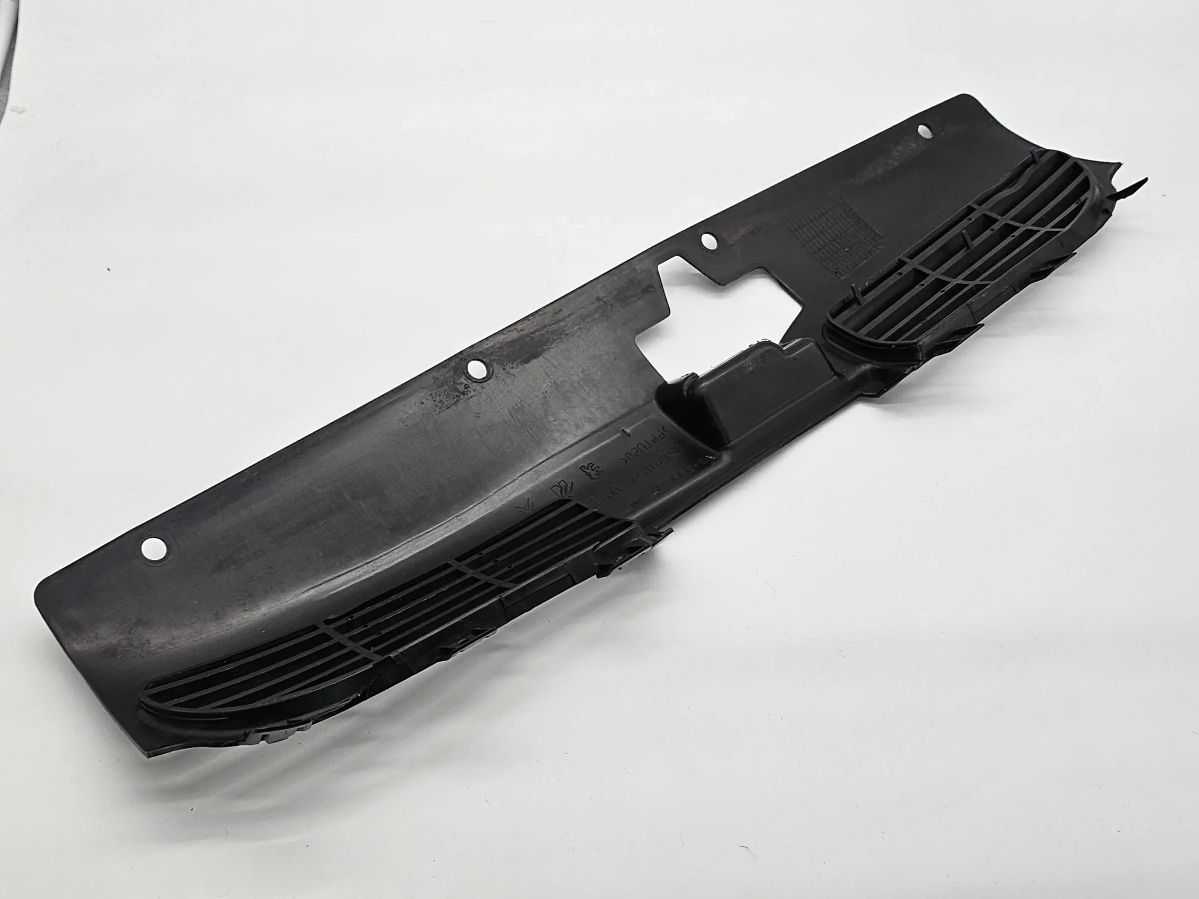 Оригинальная решетка радиатора Peugeot 206CC передняя 96495663XT