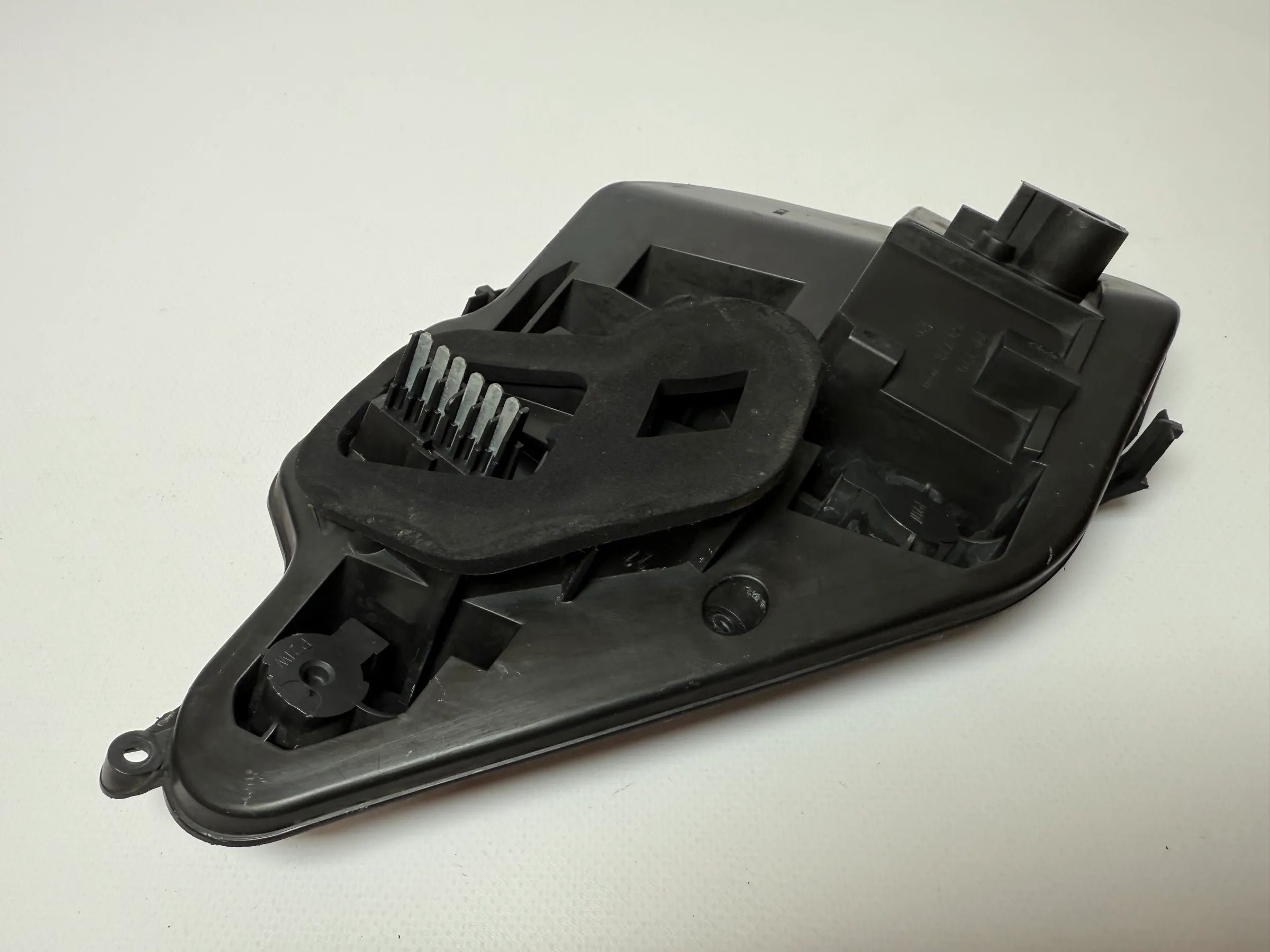 Oryginalny uchwyt lampy tylnej Opel Astra H (A04) Hella 160916-00 / 159728