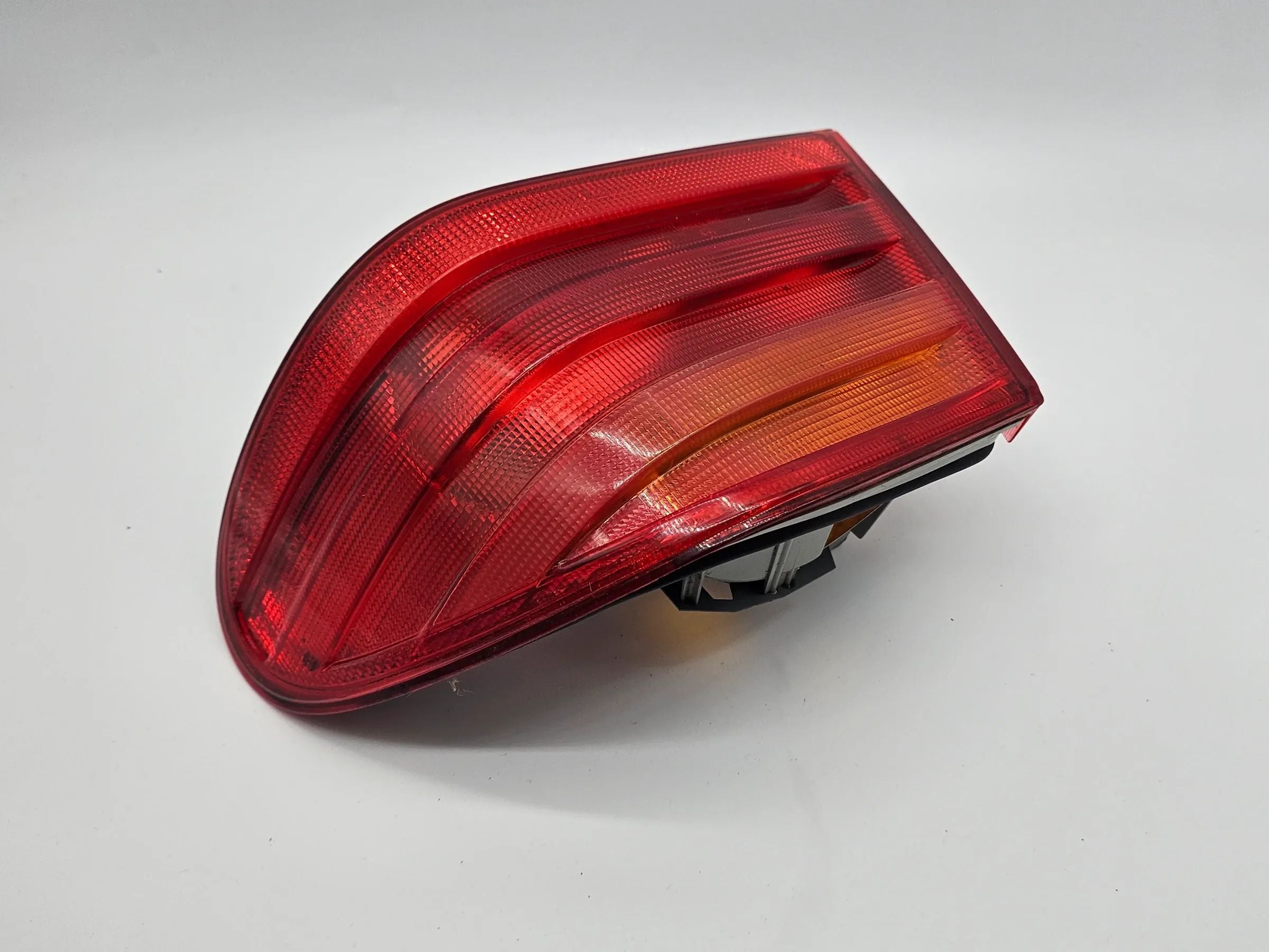 Oryginalna tylna lampa prawa Mercedes-benz E 200 210 A2108200264