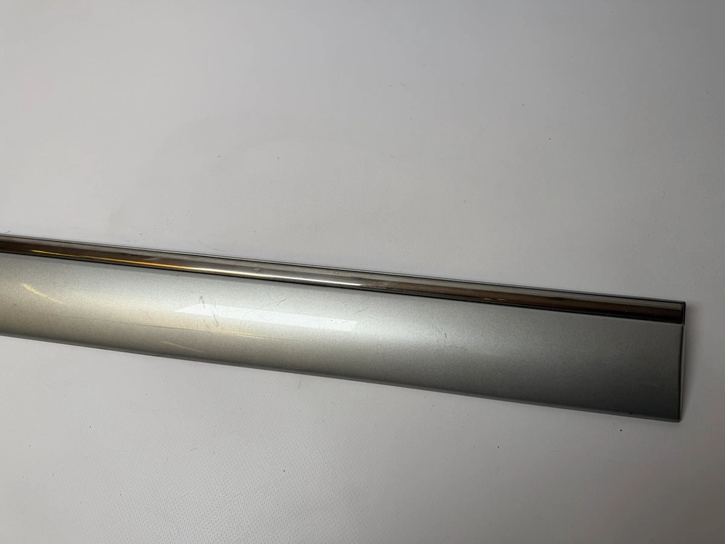 Oryginalna listwa drzwi Mercedes-Benz E-Klasse W210 srebrna prawa A2106901062