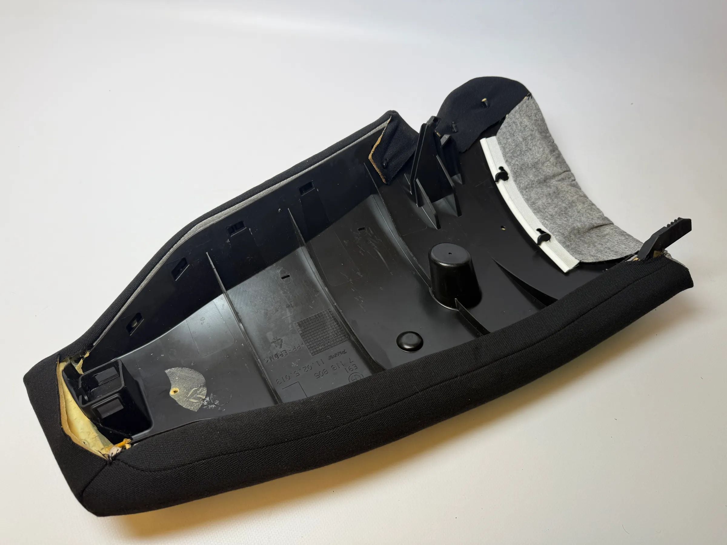 Oryginalna boczna część siedzenia tylnego lewa BMW 3er E91 LCI czarna/antyczna 7118805