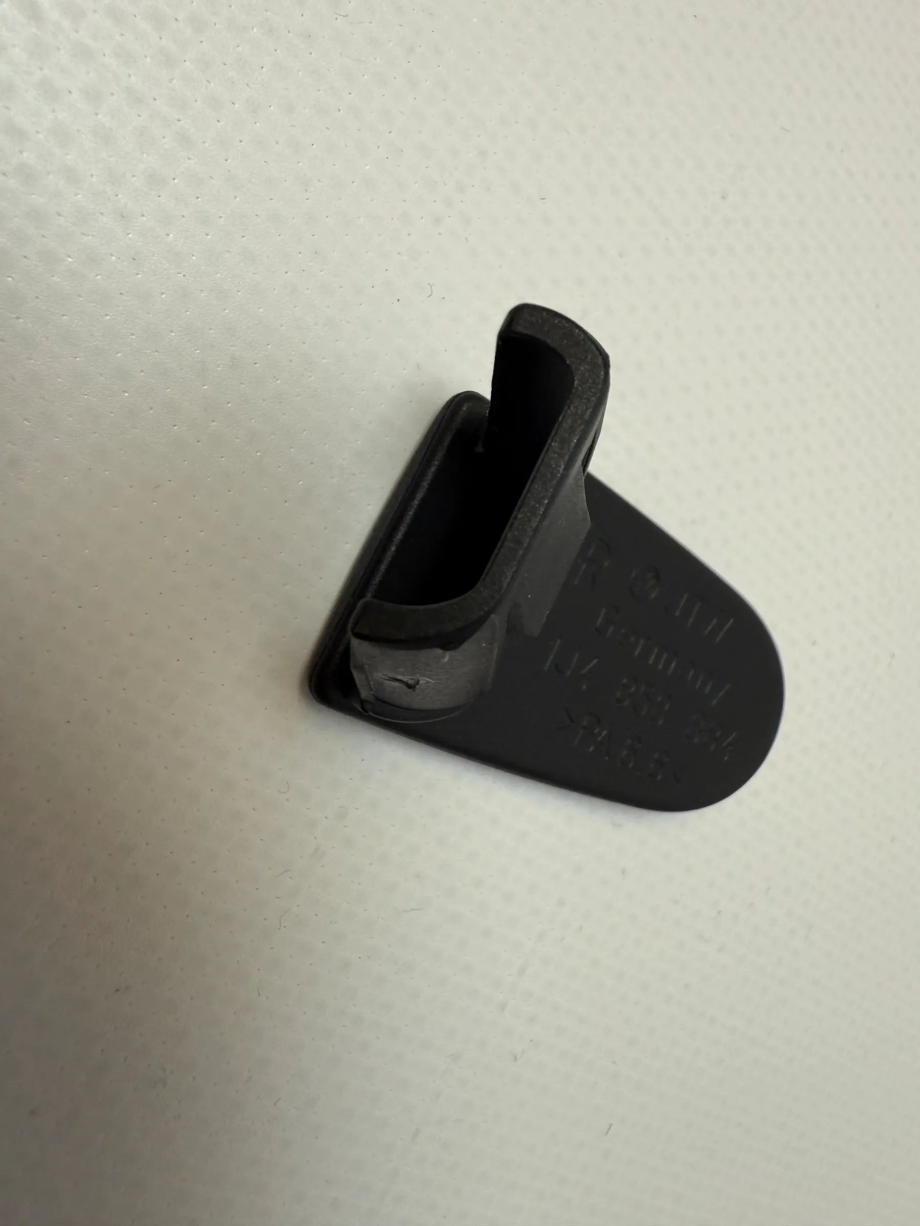 Oryginalny uchwyt pasa VW Golf 4 IV do bocznej osłony słupka C prawy 1J4858884