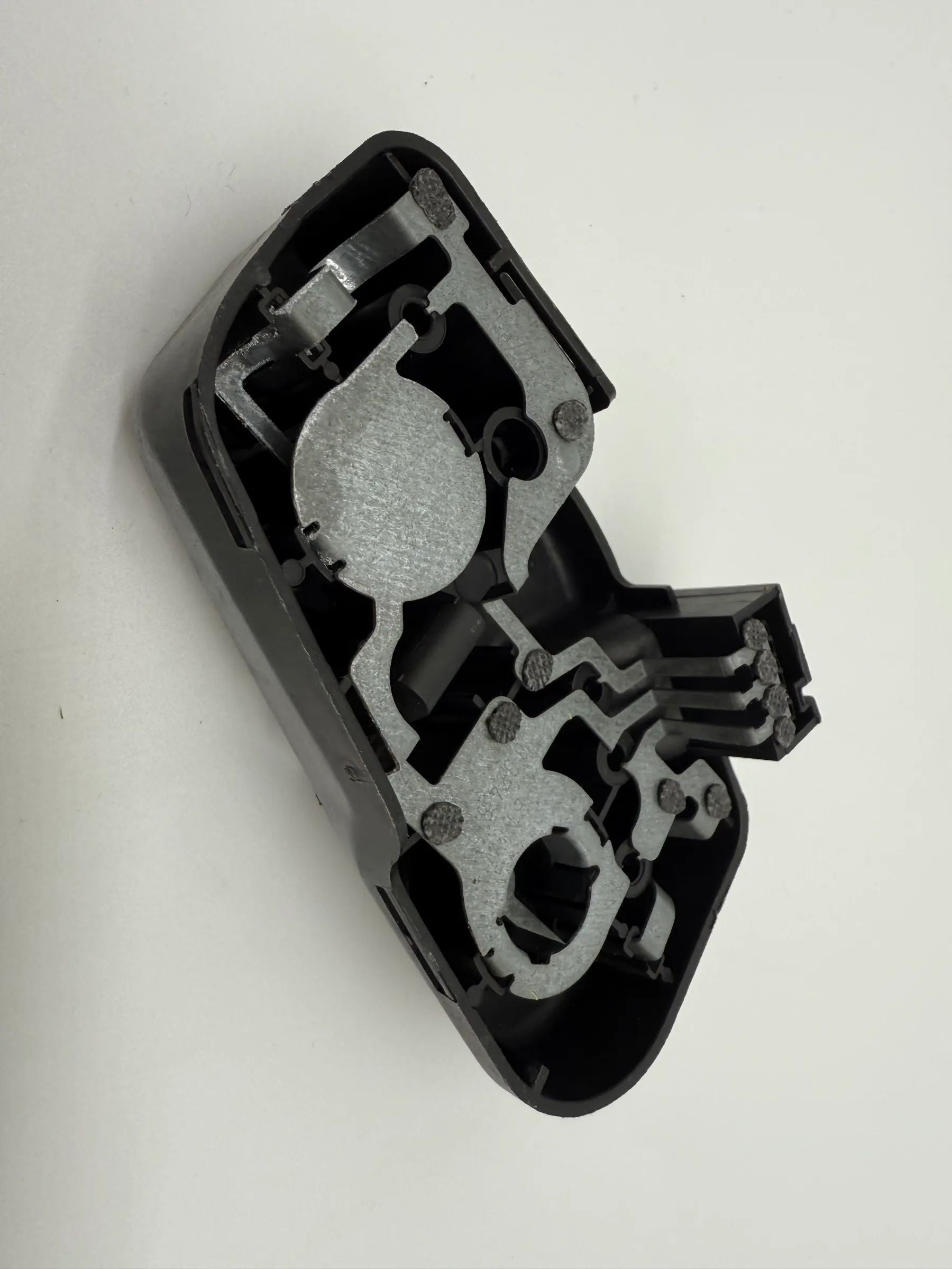 Оригинальный правый кронштейн заднего фонаря BMW E46 230570R / 230572R