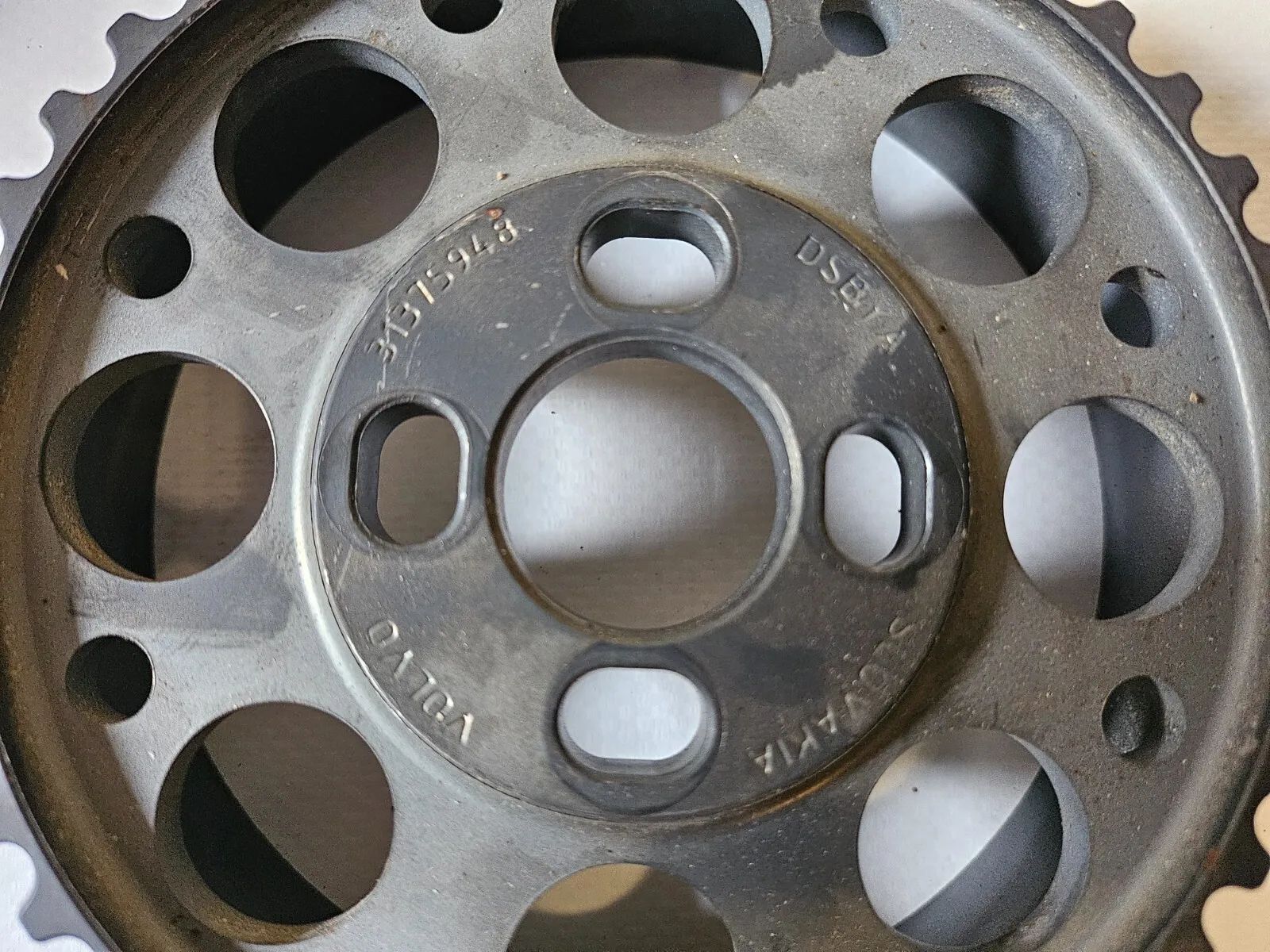 original VOLVO XC90 II S90 V90 2.0 D5 224PS D4204T11 camshaft gear 31375948