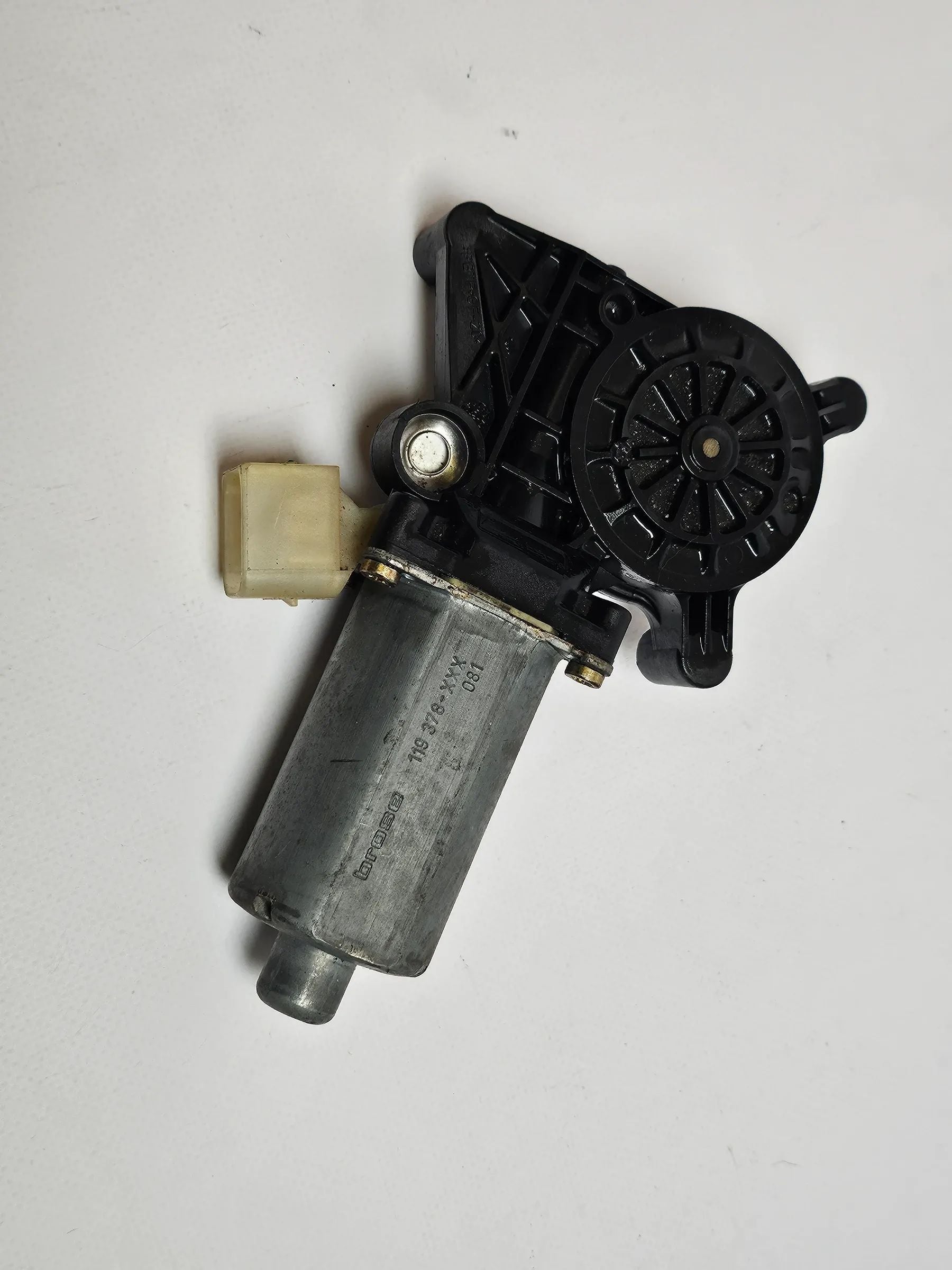 Oryginalny silnik podnośnika szyb przedni prawy Mercedes Benz W208 CLK 0130821723