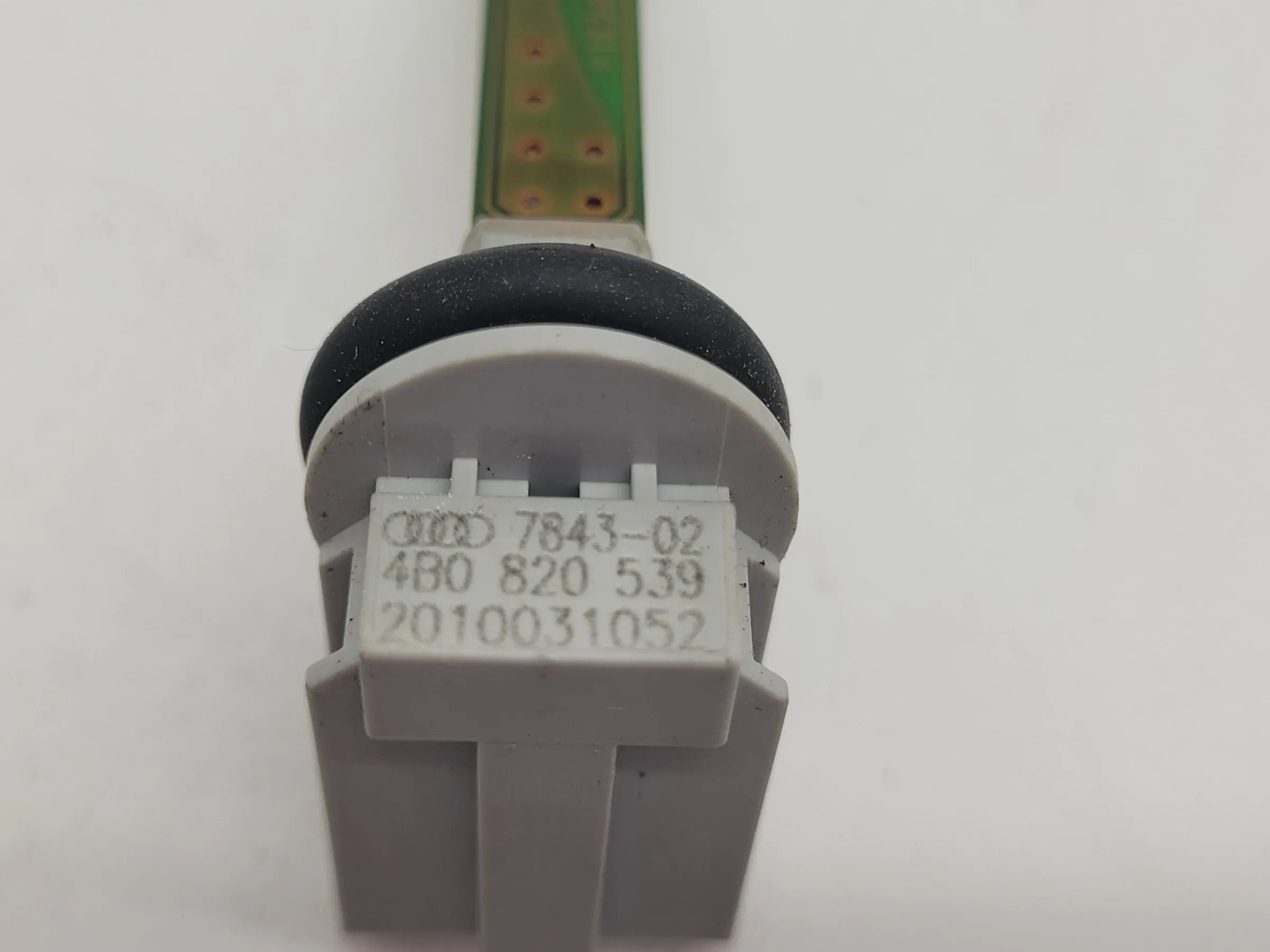 Original Audi A4 (8E/B6/B7) Temperatur Fühler Sensor 4B0820539