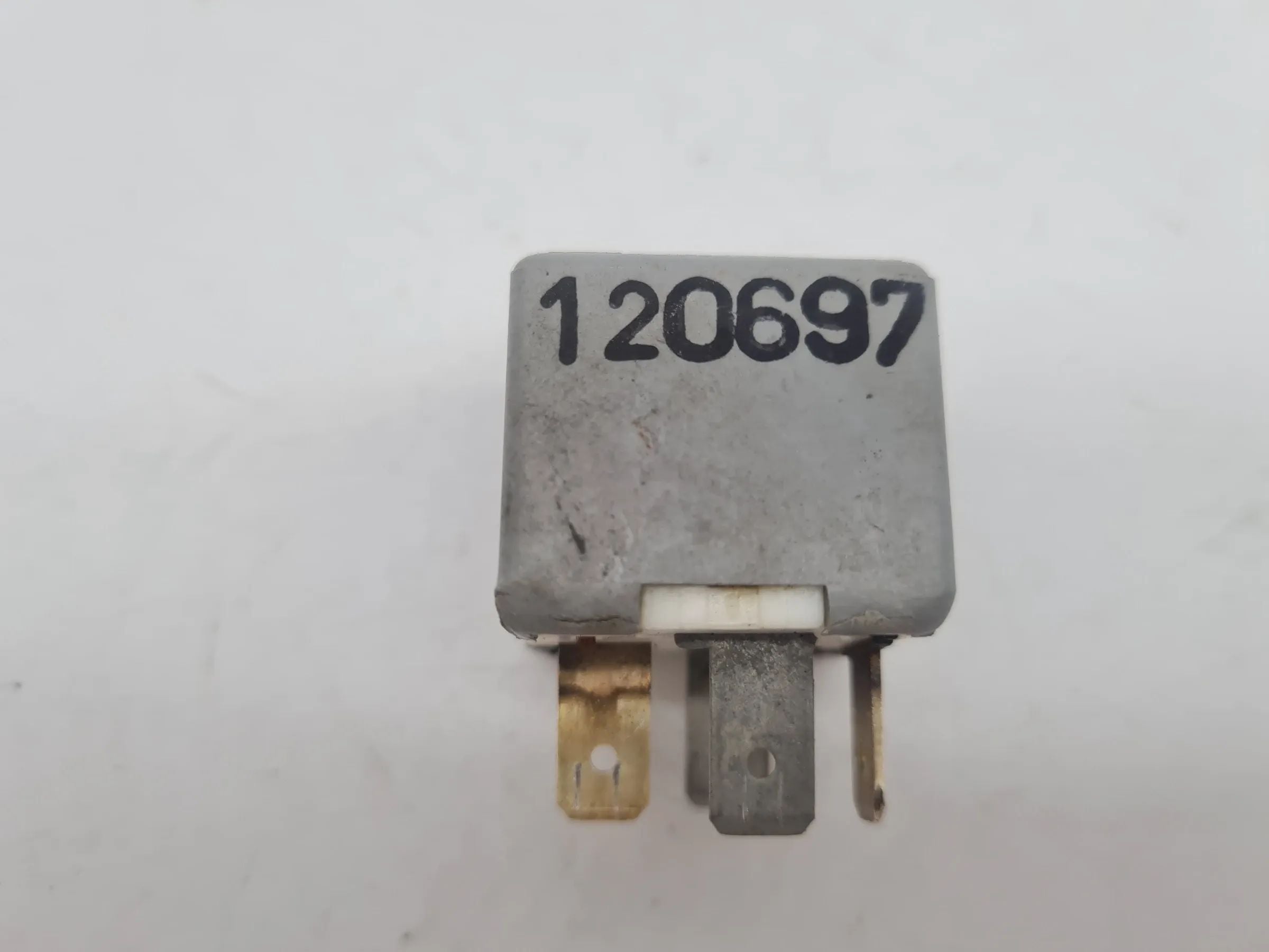 Original Audi A6 (4B2/4B4) Relais Multifunktionsrelais 8D0951253A