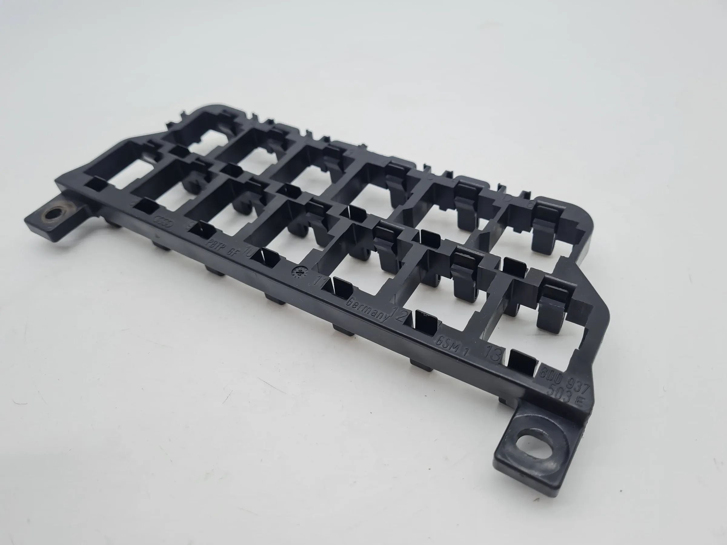Original Audi A6 (4B2/4B4) Relais Stecker Leiste Träger 8D0937503E