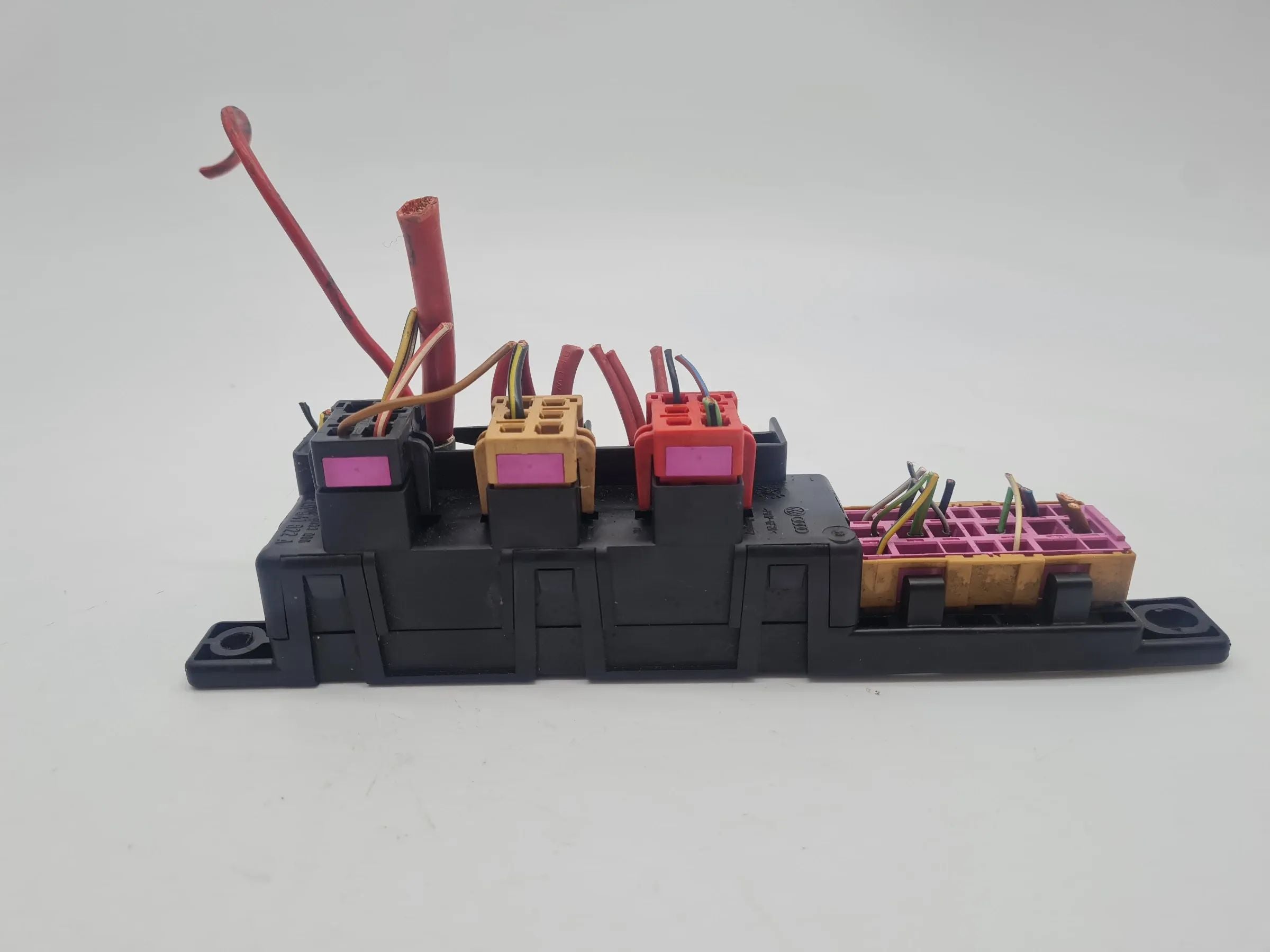 Original Audi A6 (4B2/4B4) Relais Stecker Leiste Träger 8L0941822A