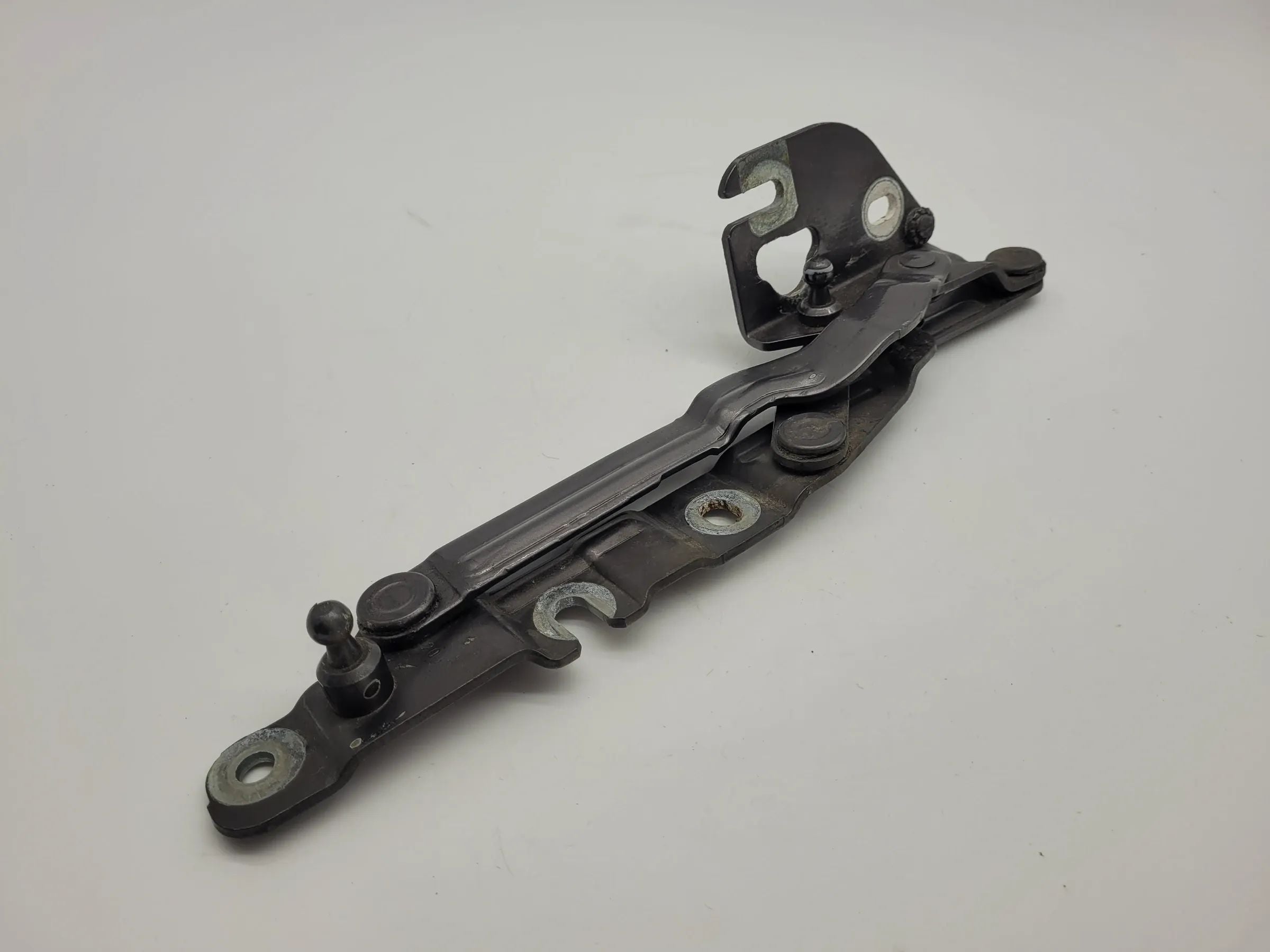 Original Audi A6 (4B2/4B4) Heckklappenscharnier Links 4B5827301