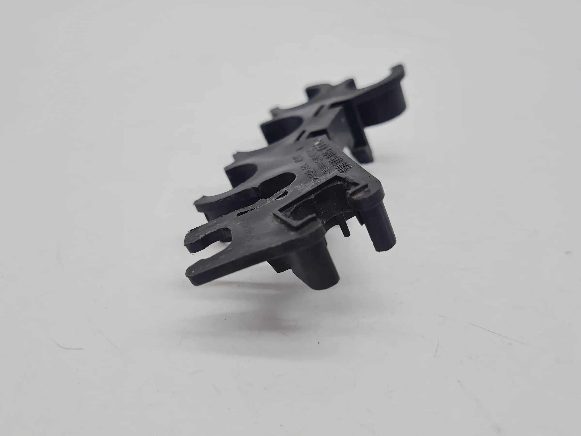 Original Audi A6 (4B2/4B4) Halter Halterung Sicherungsträger 4B0971845