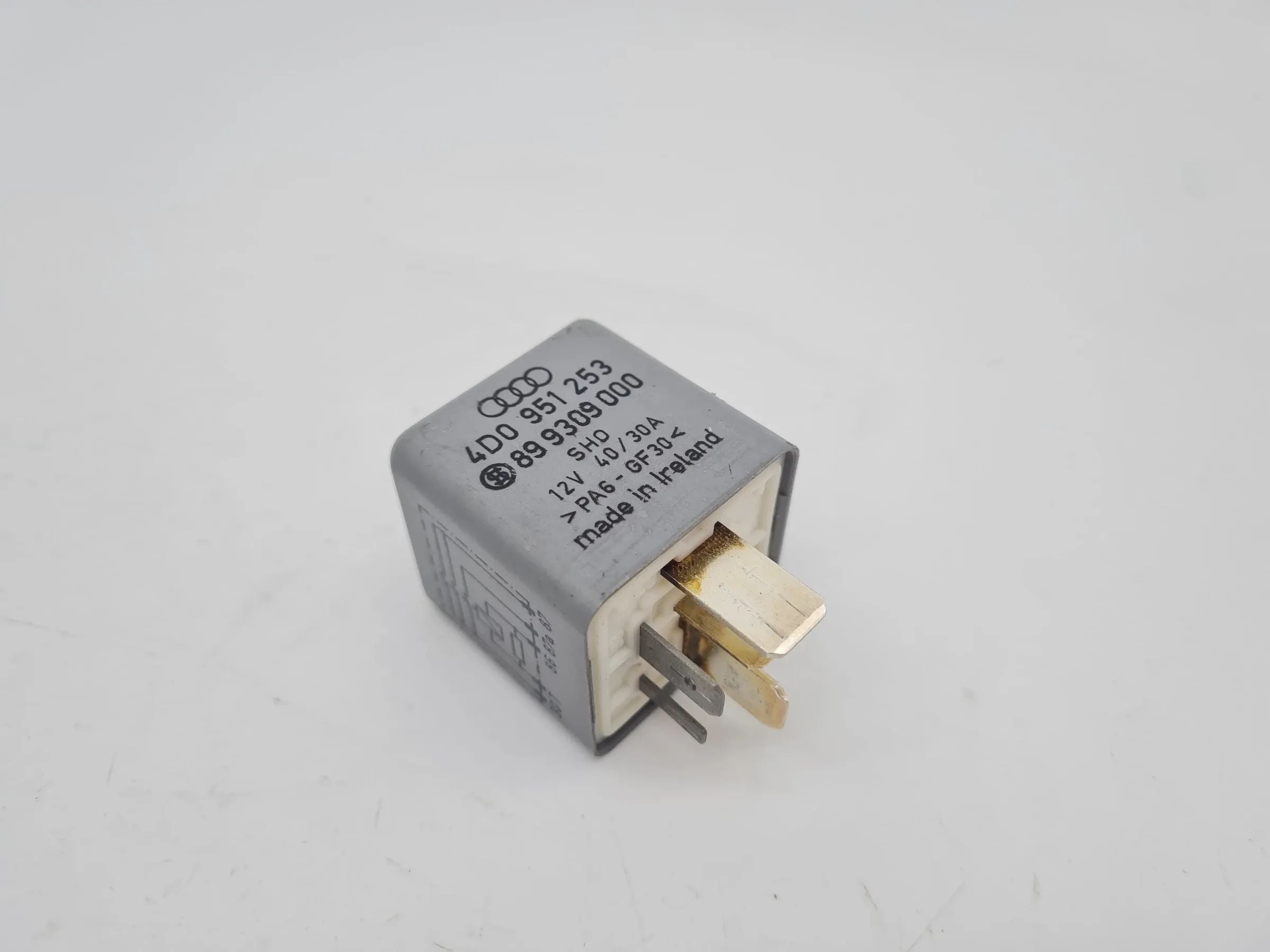 Original Audi A6 (4B2/4B4) Kraftstoffpumpenrelais Relais 4D0951253