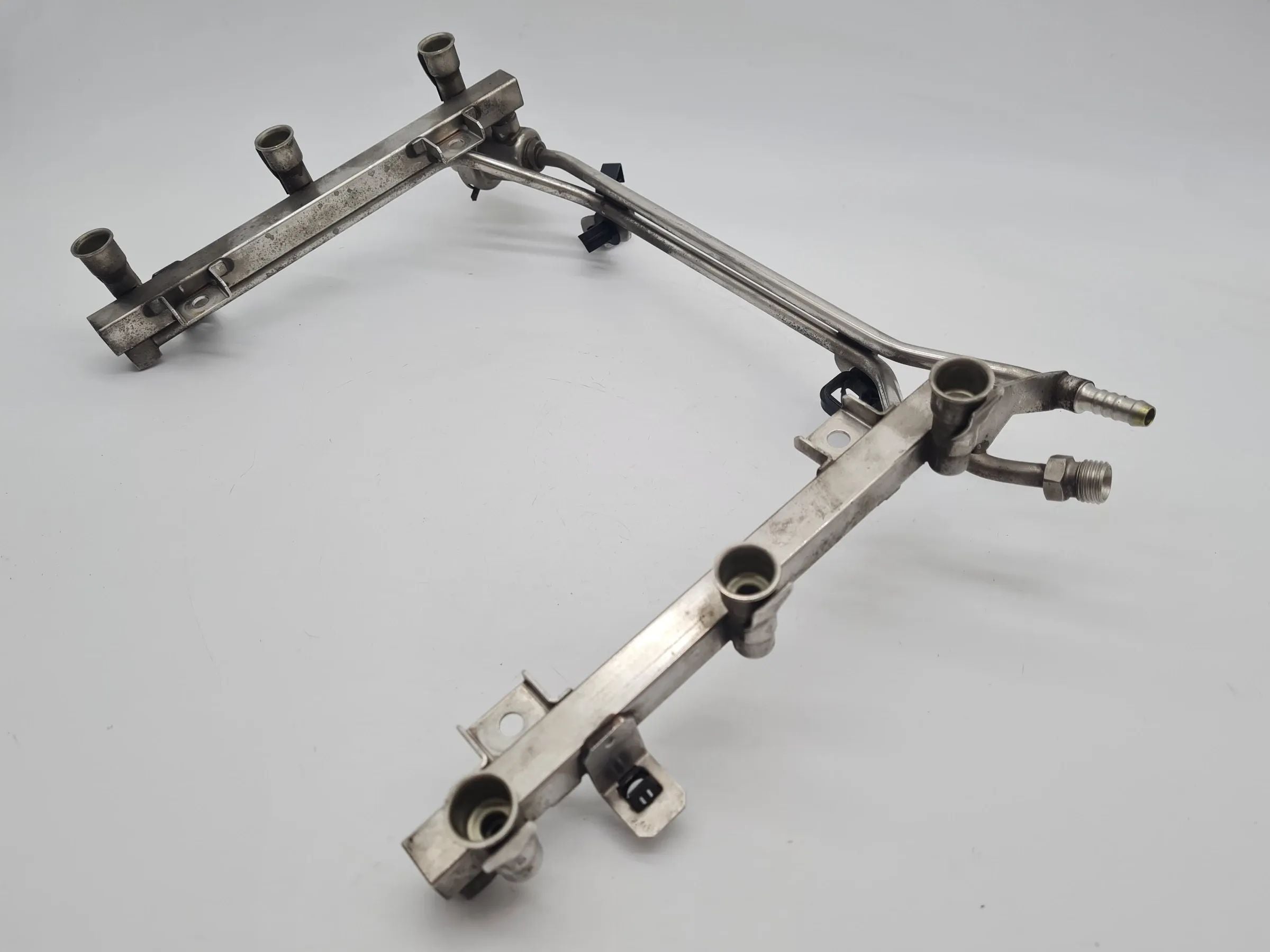 Original Audi A6 (4B2/4B4) 2.4 V6 121KW AGA Einspritzleiste 078133681AJ