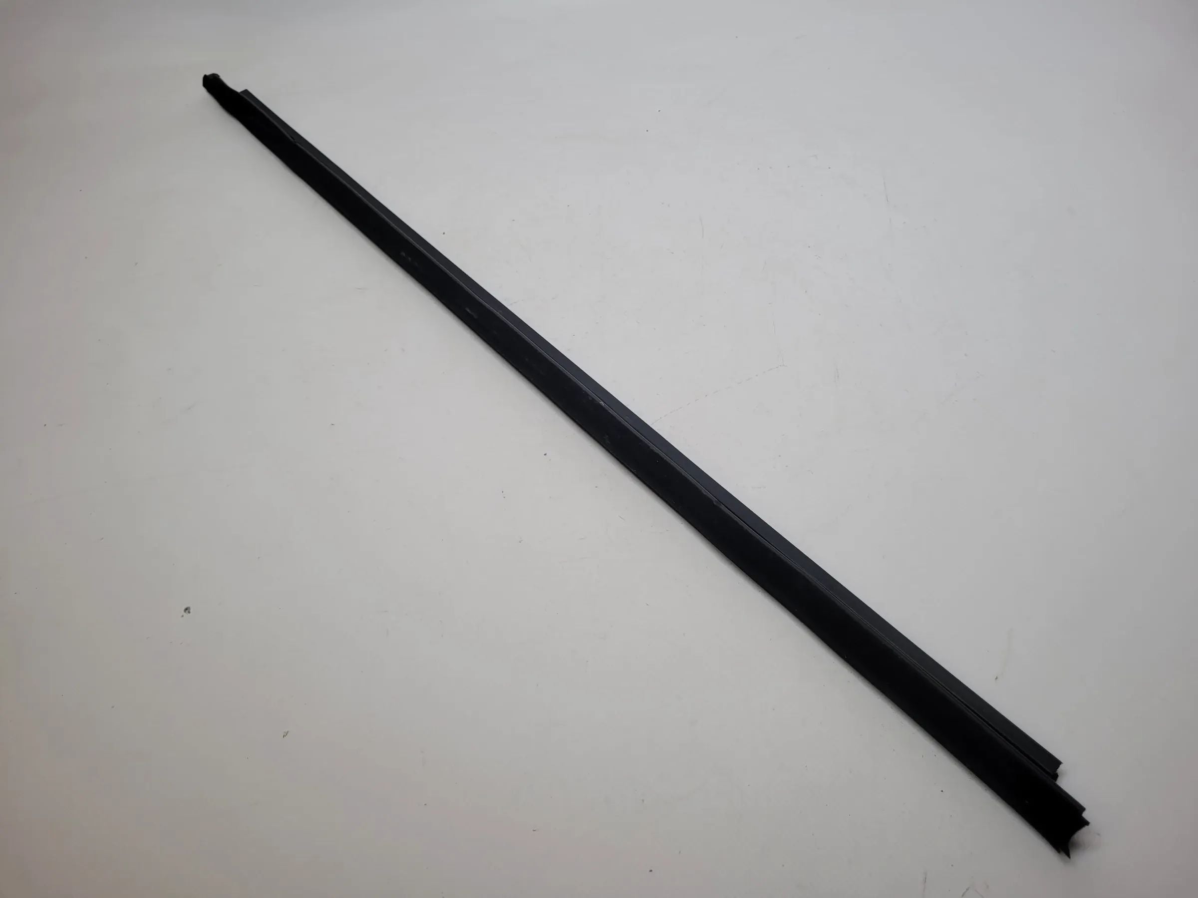 Original Audi A4 (8E/B6/B7) Tür Fenster Dichtung Leiste Links 8E0853284B