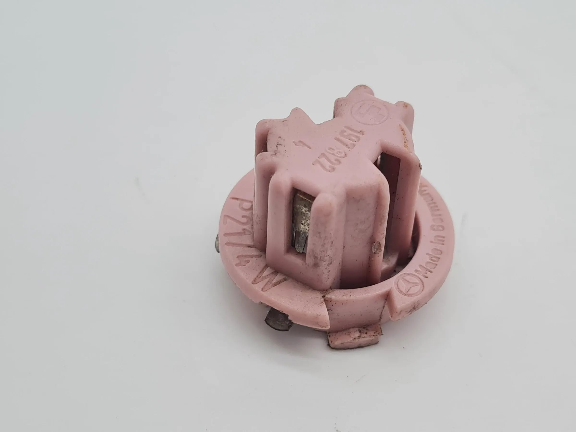 Original Mercedes E-Klasse (W210) Rückleuchte Lampe Fassung L/R 197822