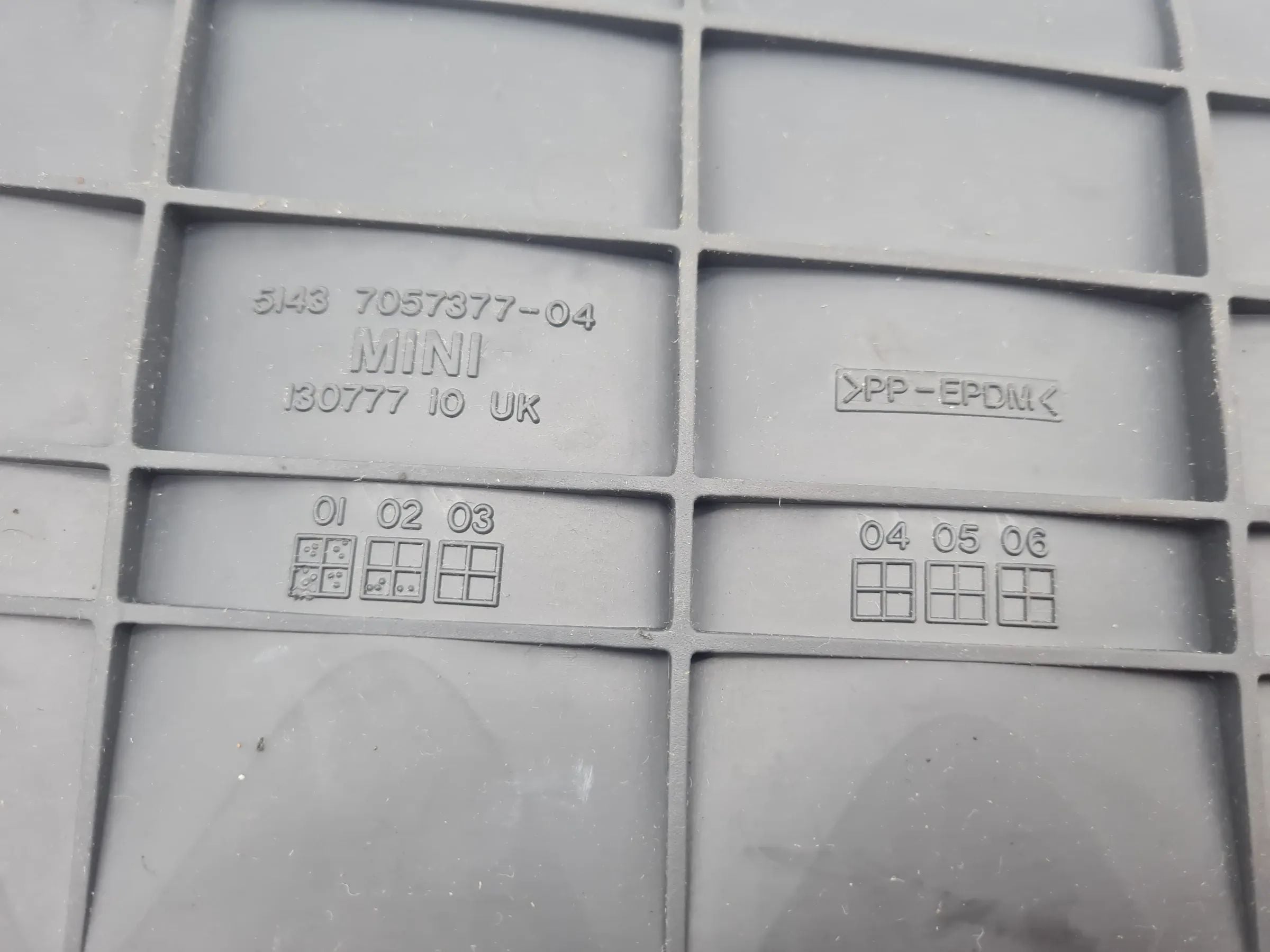 Original Mini One (R50/R53) Matte Ablagefach Gummi Einlage Rechts 51.43-7057377