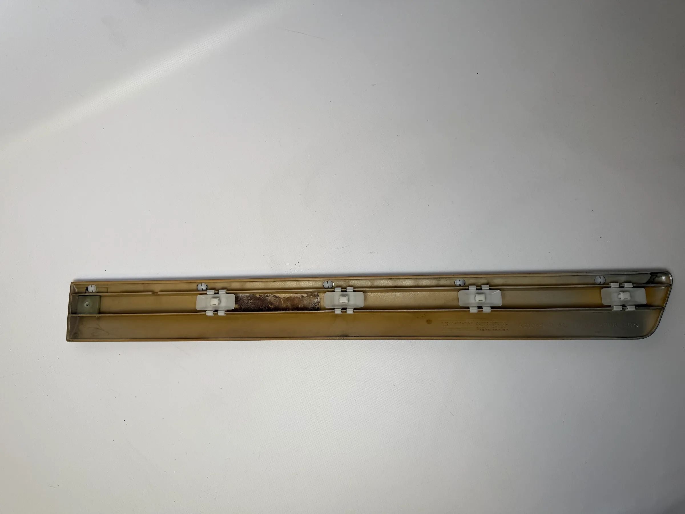 Oryginalna listwa drzwi Mercedes-Benz E-Klasse W210 srebrna prawa A2106901062