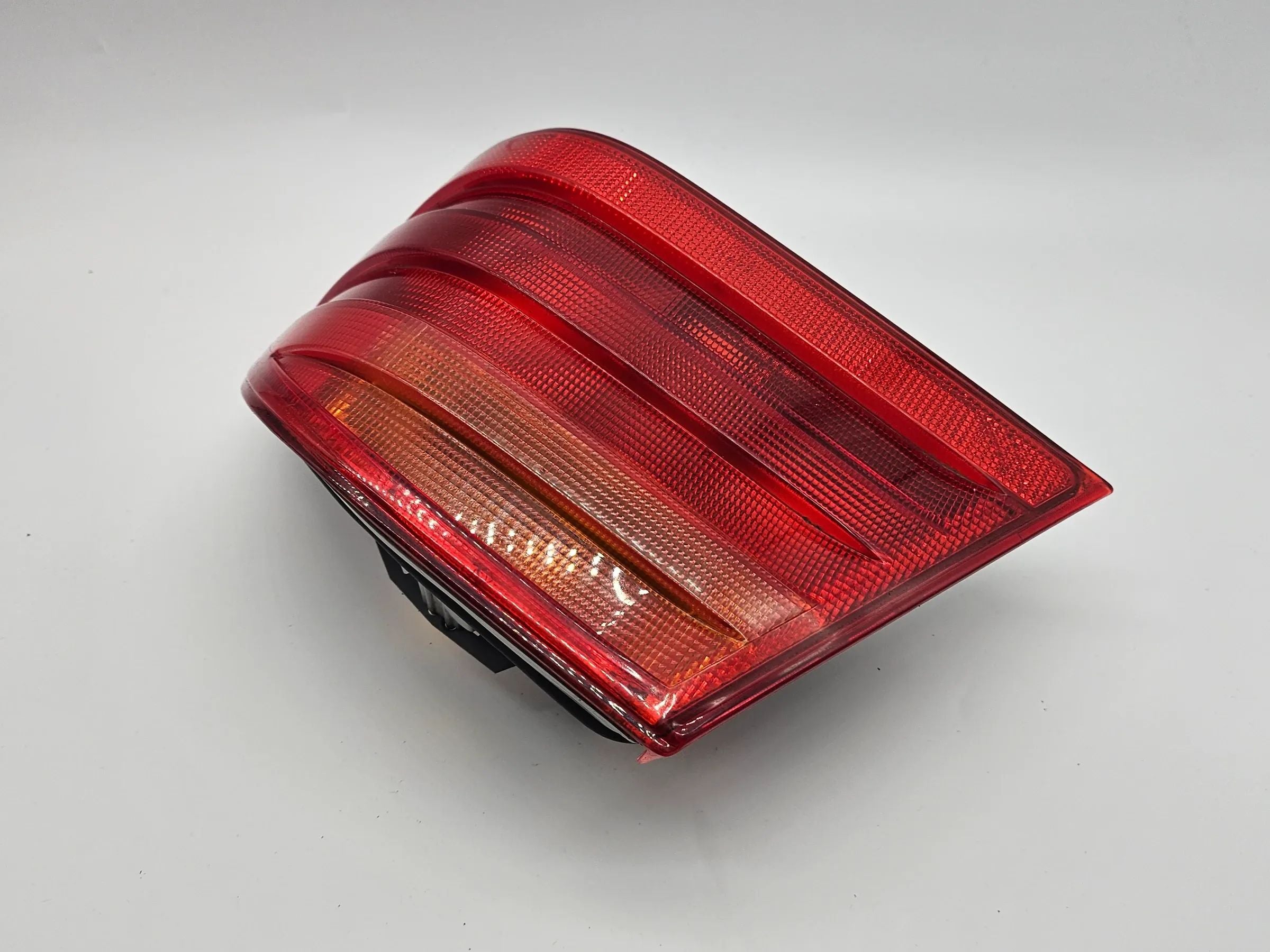 อะไหล่แท้ Mercedes-Benz E 200 210 ไฟท้ายขวาด้านนอก หมายเลข A2108200264