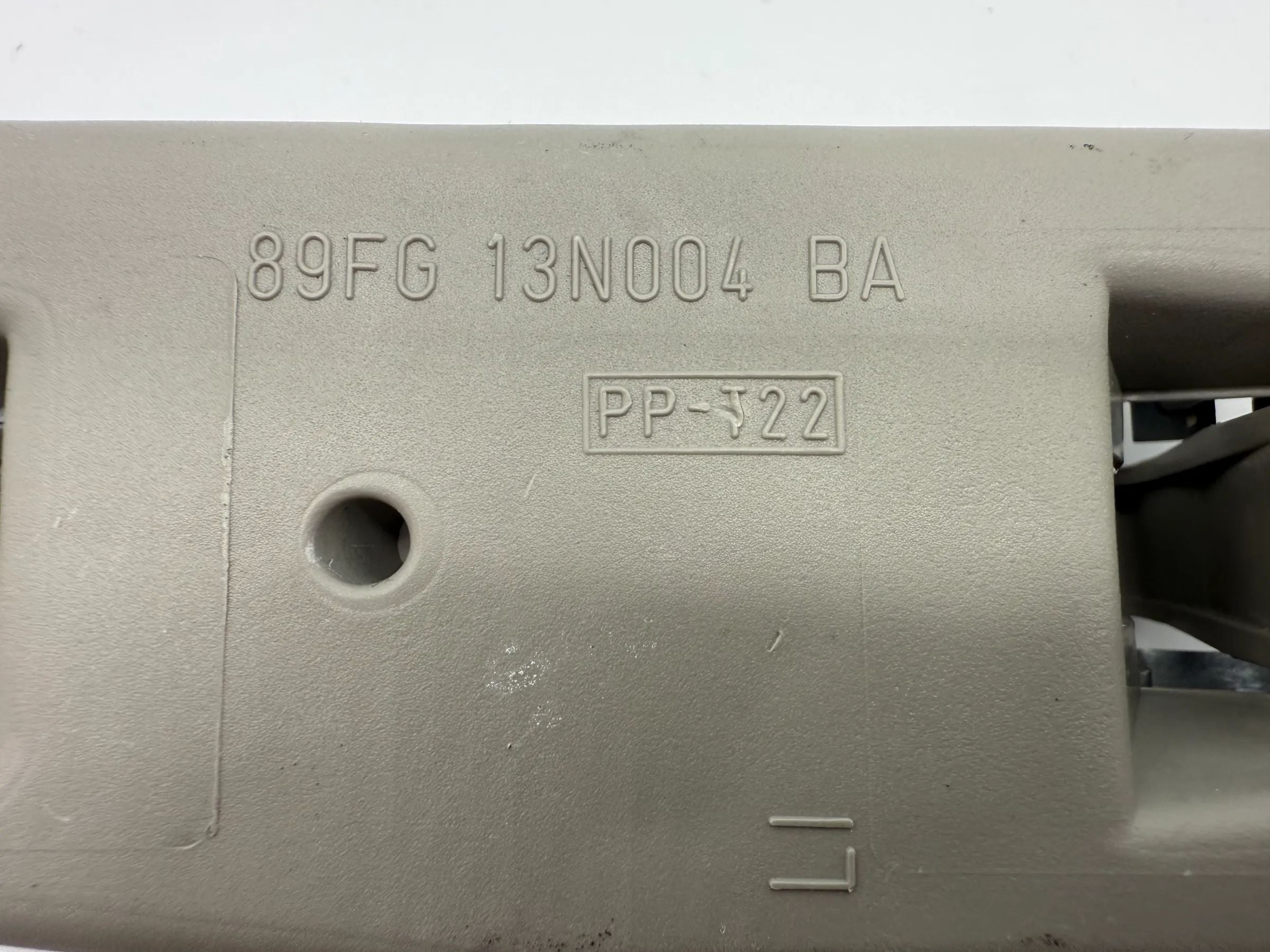 Oryginalny uchwyt lampy tylnej Ford Fiesta 3 III lewy 89FG 13N004 BA