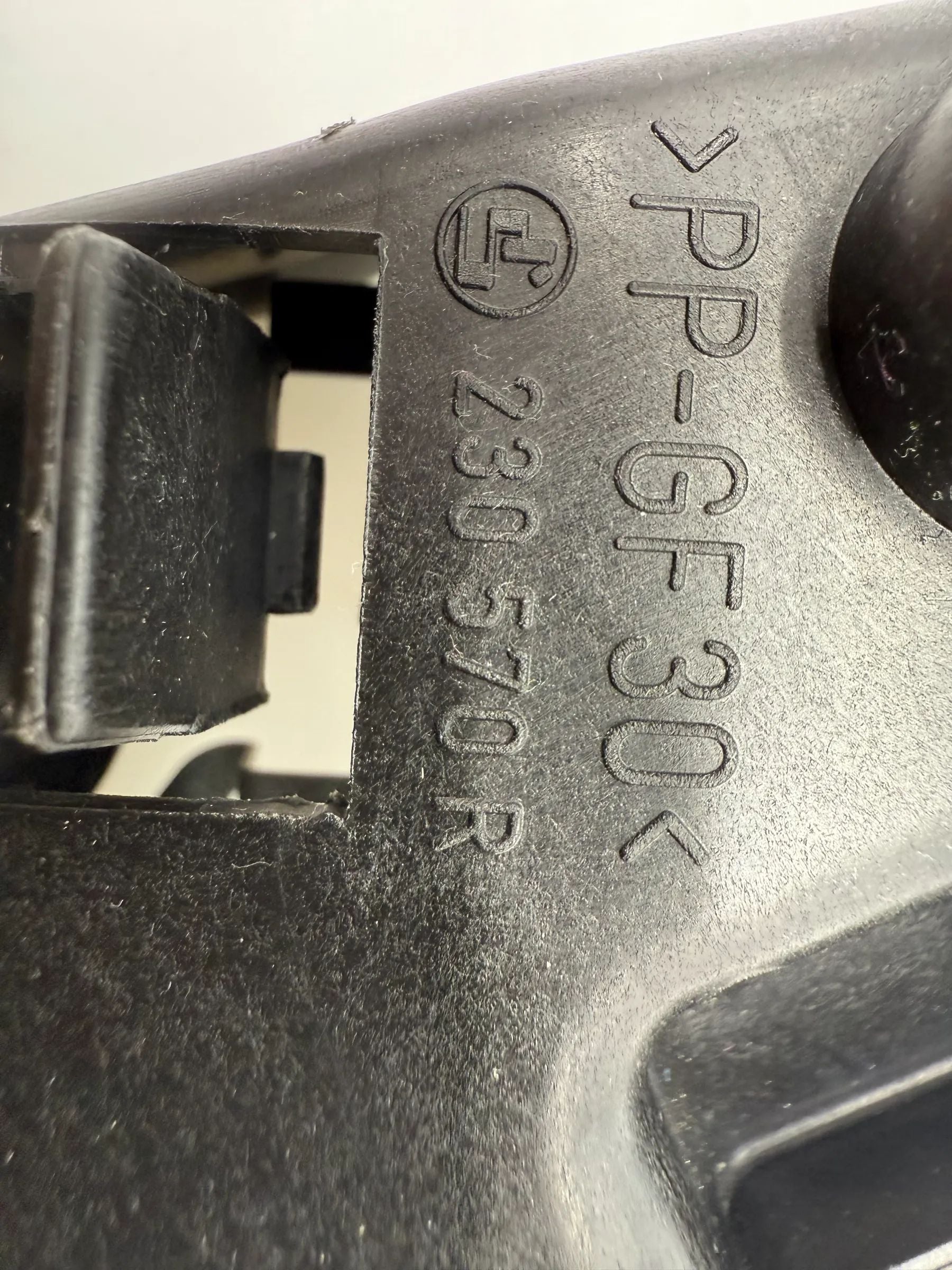 Оригинальный правый кронштейн заднего фонаря BMW E46 230570R / 230572R