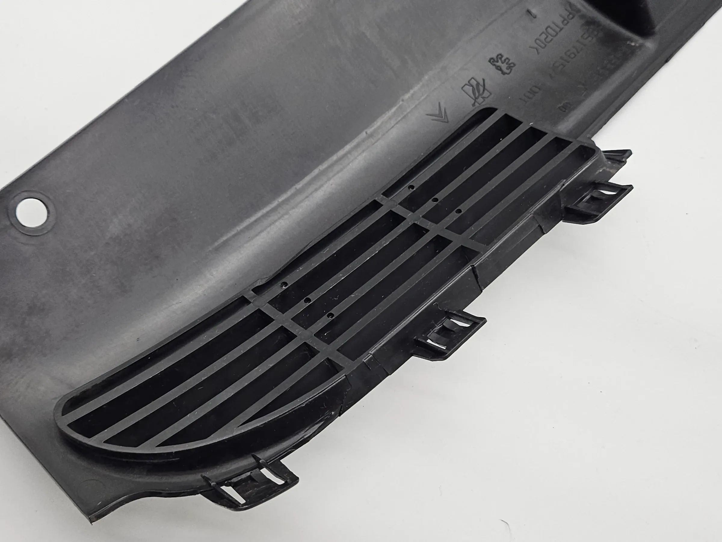 Оригинальная решетка радиатора Peugeot 206CC передняя 96495663XT