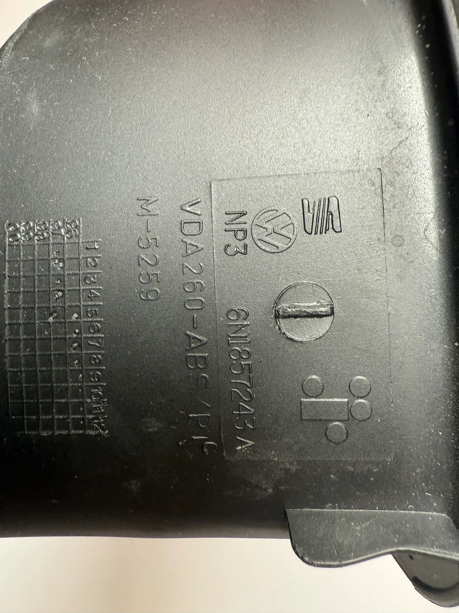 Oryginalna osłona deski rozdzielczej VW Polo 6N ramka licznika 6N1857243A