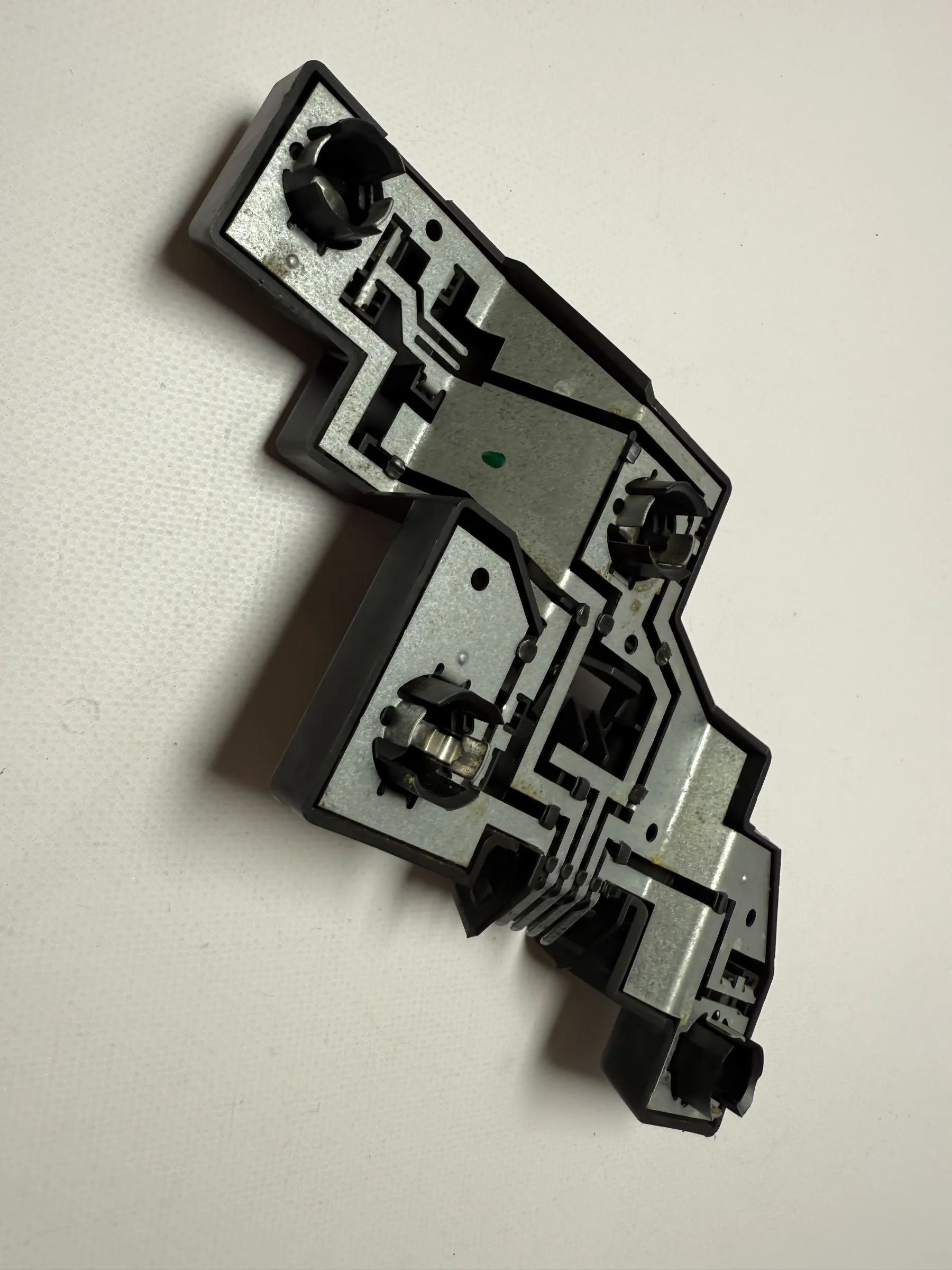 Oryginalny uchwyt lampy tylnej lewej Ford KA 97KG13N004BA