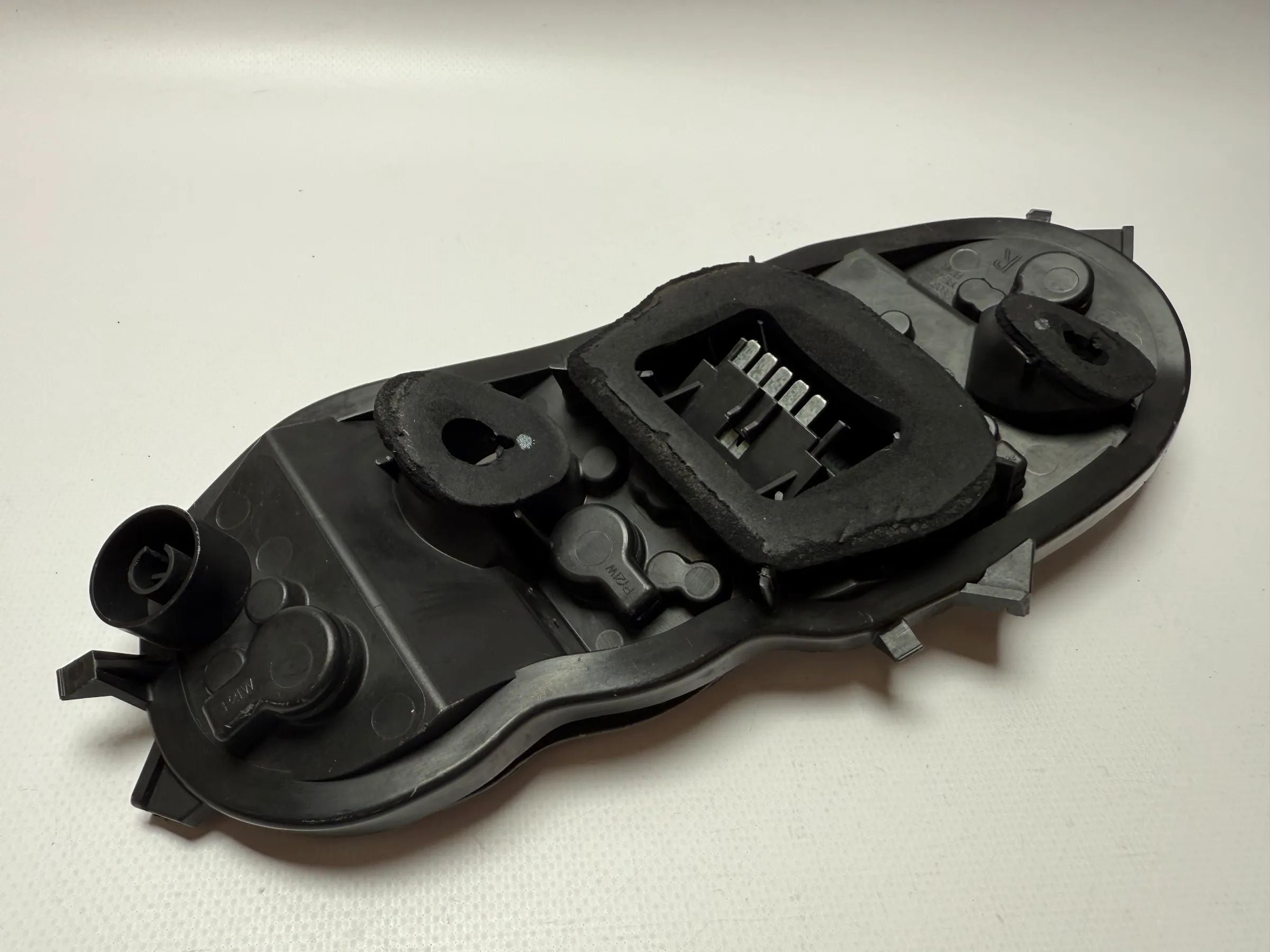 Oryginalny uchwyt lampy tylnych świateł Opel Corsa D prawy 88037852