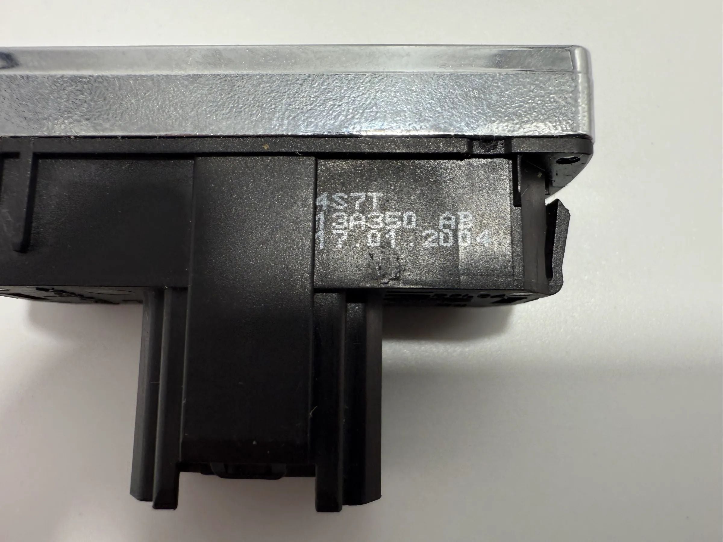 Original Ford Mondeo MK3 B5Y/B4Y/BWY hazard warning switch 4S7T13A350AB 