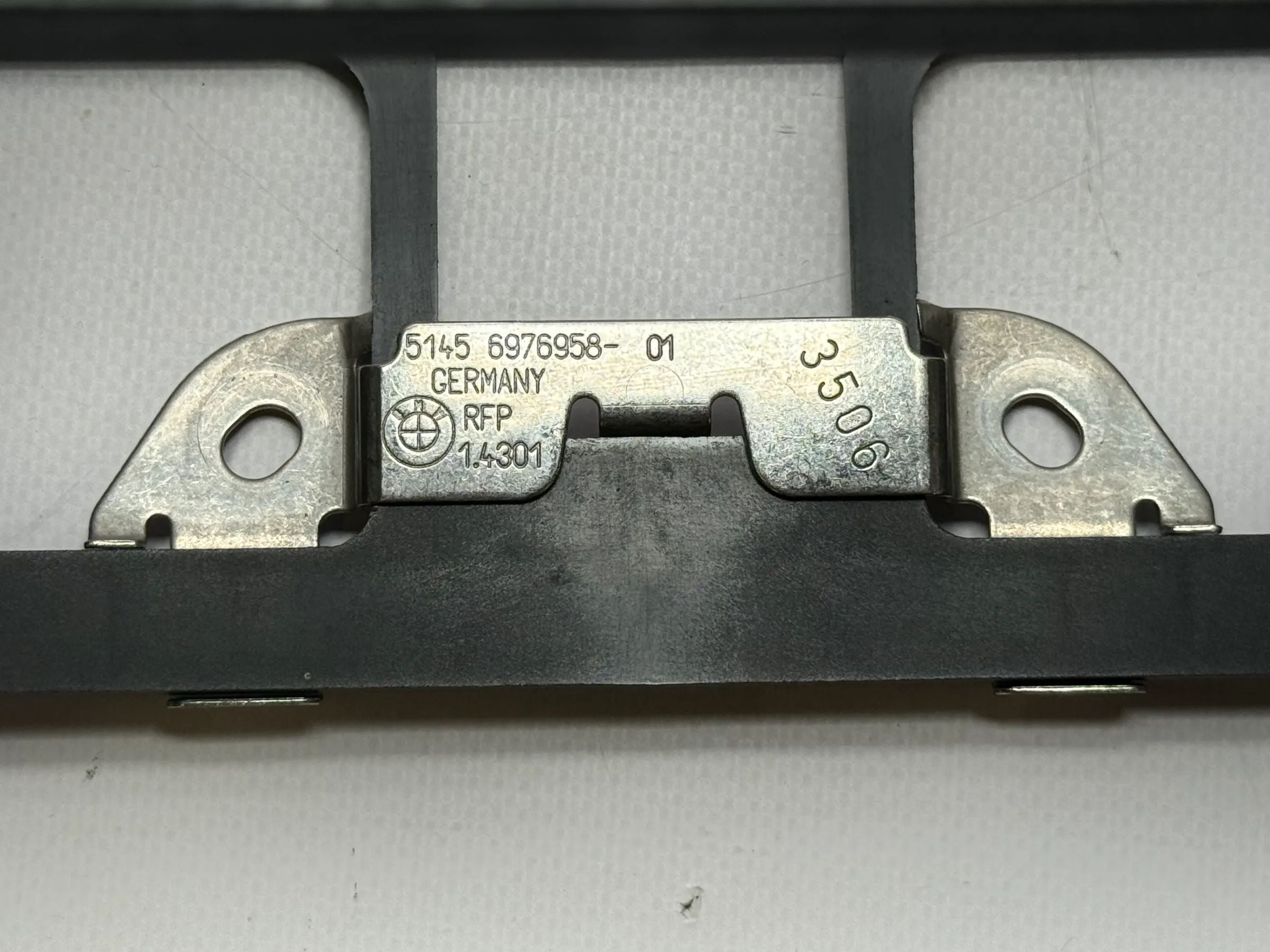 Original BMW E90 E91 installation frame navigation function carrier radio slot 51456976958 