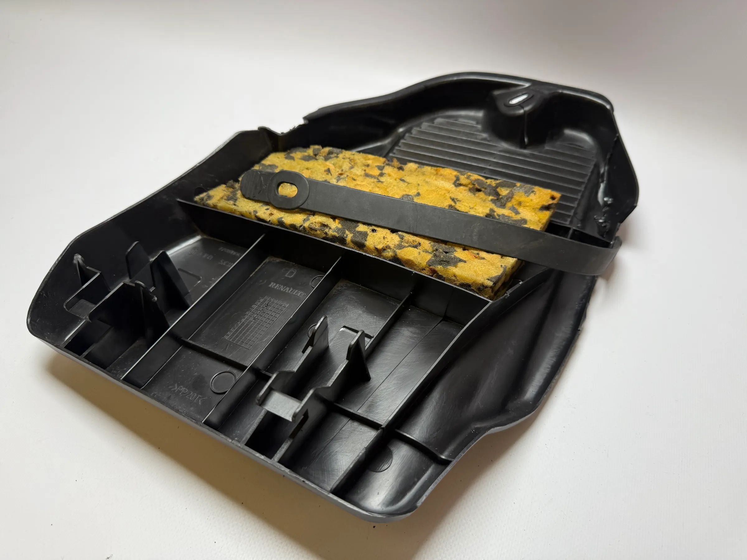 Cubierta original Renault Megane embellecedor luz trasera maletero 7700838459